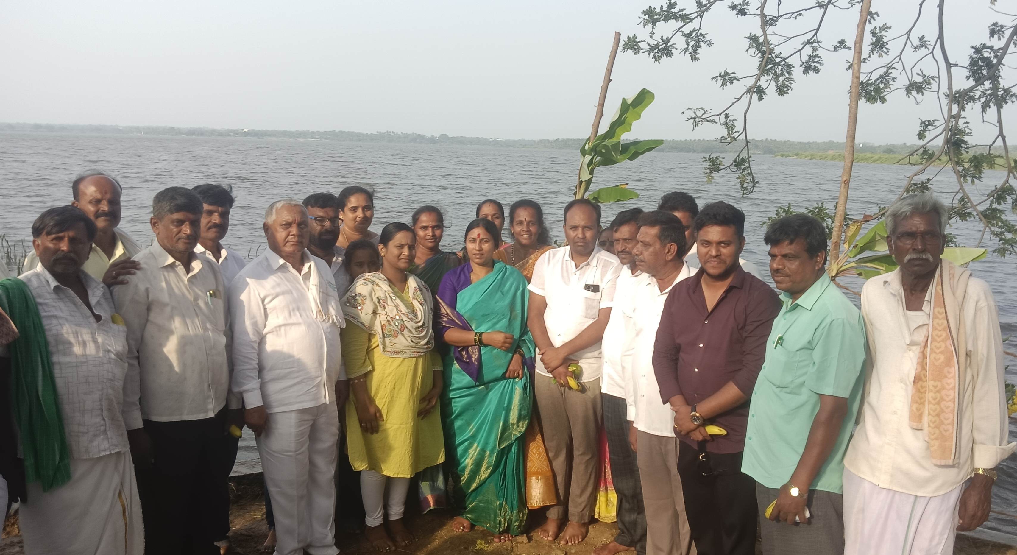 ಬೇತಮಂಗಲ ಪಾಲಾರ್ ನದಿಯು ತುಂಬಿ ಕೋಡಿ ಹರಿಯುತ್ತಿರುವ ಹಿನ್ನೆಲೆಯಲ್ಲಿ ಕೆಜಿಎಫ್ ಶಾಸಕಿ ರೂಪಕಲಾ ಶಶಿಧರ್ ತಮ್ಮ ಬೆಂಬಲಿಗರೊಂದಿಗೆ ಬಾಗಿನ ಅರ್ಪಿಸಿದರು.