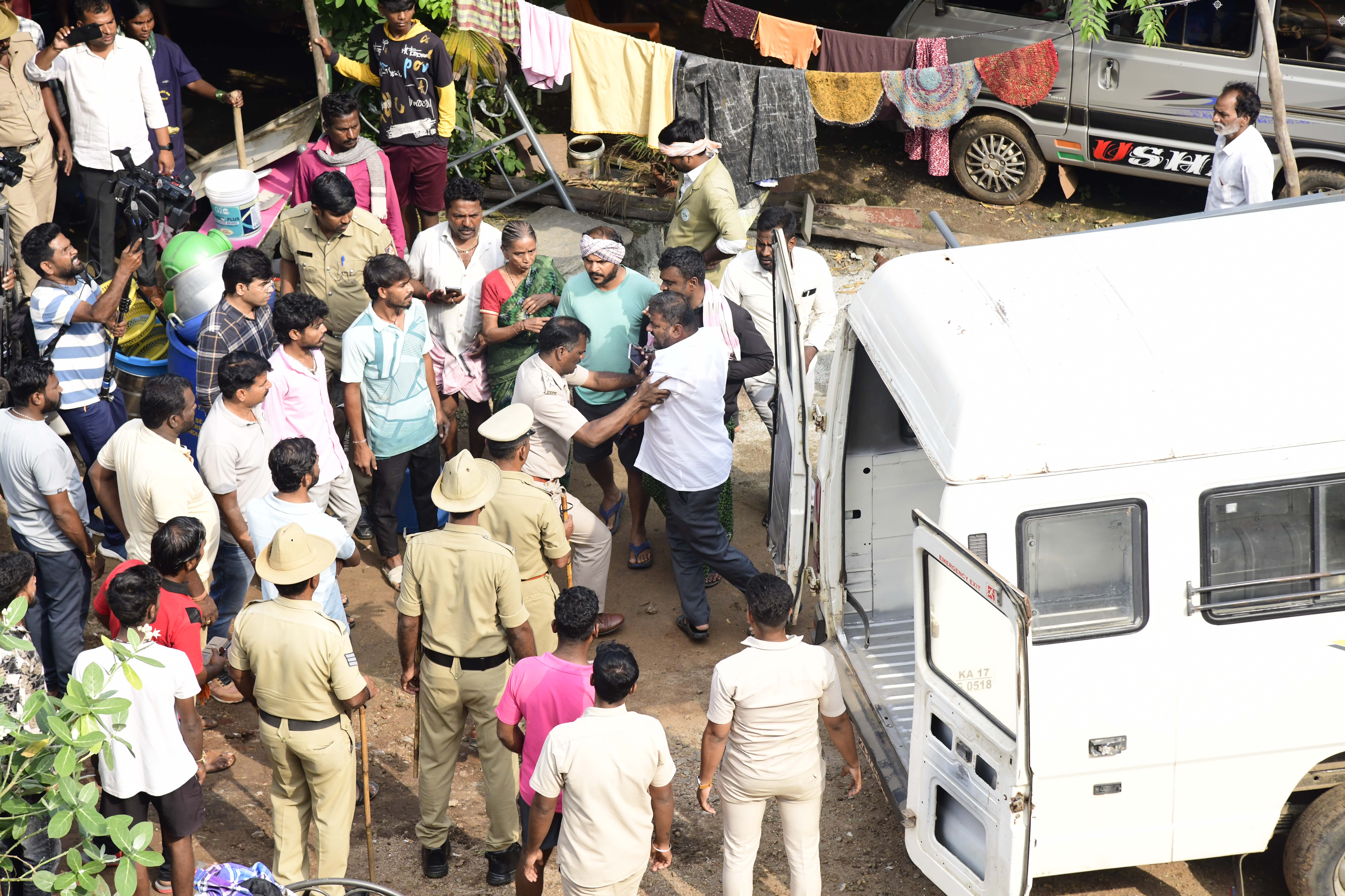 ‘ಅನಧಿಕೃತ ಮನೆ/ ಶೆಡ್‌ಗಳ ತೆರವು ಕಾರ್ಯಾಚರಣೆ ವೇಳೆ ಸ್ಥಳೀಯರು ಹಾಗೂ ಪೊಲೀಸರ ನಡುವೆ ತಳ್ಳಾಟ ನೂಕಾಟ ನಡೆಯಿತು