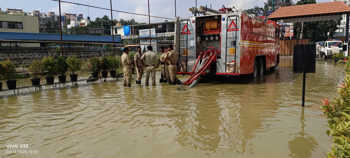 ರೇನ್‌ಬೋ ಡ್ರೈವ್ ಲೇಔಟ್‌ನಿಂದ ನೀರು ಹೊರಹಾಕಲು ಅಗ್ನಿಶಾಮಕ ಸಿಬ್ಬಂದಿ ಪ್ರಯತ್ನಿಸಿದರು.