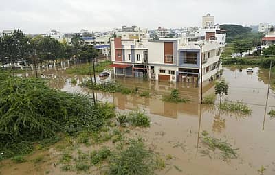 ಮಂಡ್ಯ ನಗರದ ಕೆಎಚ್‌ಬಿ ಬಡಾವಣೆಯಲ್ಲಿ ಹಾದುಹೋಗಿರುವ ಚಿನ್ನಗಿರಿದೊಡ್ಡಿ ರಸ್ತೆಯ ಇಕ್ಕೆಲಗಳಲ್ಲಿ ಇರುವ ಮನೆಗಳು ಮಳೆಯಿಂದ ಜಲಾವೃತವಾಗಿರುವ ದೃಶ್ಯ