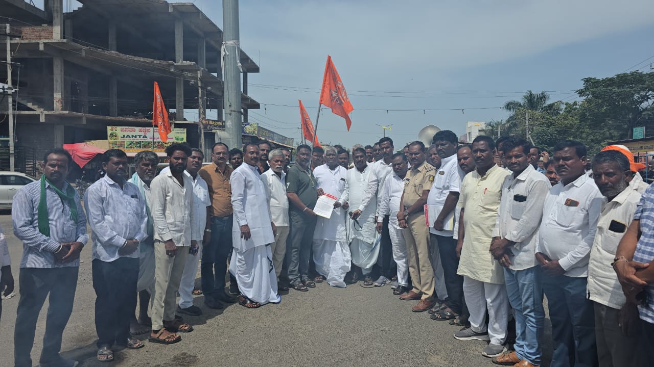 ಚಿತ್ತಾಪುರ ತಾಲ್ಲೂಕು ಕೋಲಿ ಸಮಾಜದ ಅಧ್ಯಕ್ಷ ನಿಂಗಣ್ಣಾ ಹೆಗಲೇರಿ ಅವರ ನೇತೃತ್ವದಲ್ಲಿ ಶನಿವಾರ ಪಟ್ಟಣದ ಲಾಡ್ಜಿಂಗ್ ಕ್ರಾಸಿನಲ್ಲಿ ಪ್ರತಿಭಟನೆ ನಡೆಸಿ ಶಹಾಬಾದ್ ತಾಲ್ಲೂಕಿನ ಮುತ್ತಗಾ ಗ್ರಾಮದಲ್ಲಿ ಚೌಡಯ್ಯ ಮೂರ್ತಿ ಭಗ್ನ ಮಾಡಿದ್ದನ್ನು ಖಂಡಿಸಿ ಮುಖ್ಯಮಂತ್ರಿಗೆ ಬರೆದ ಮನವಿ ಪತ್ರವನ್ನು ಶಿರಸ್ತೇದಾರ್ ಸುನಿಲ್ ಅವರಿಗೆ ಸಲ್ಲಿಸಿದರು.‌ ಭೀಮಣ್ಣಾ ಸಾಲಿ ರಾಮಲಿಂಗ ಬಾನರ್ ಬಸವರಾಜ ಚಿನ್ನಮಳ್ಳಿ ಹಣಮಂತ ಸಂಕನೂರು ಇದ್ದರು