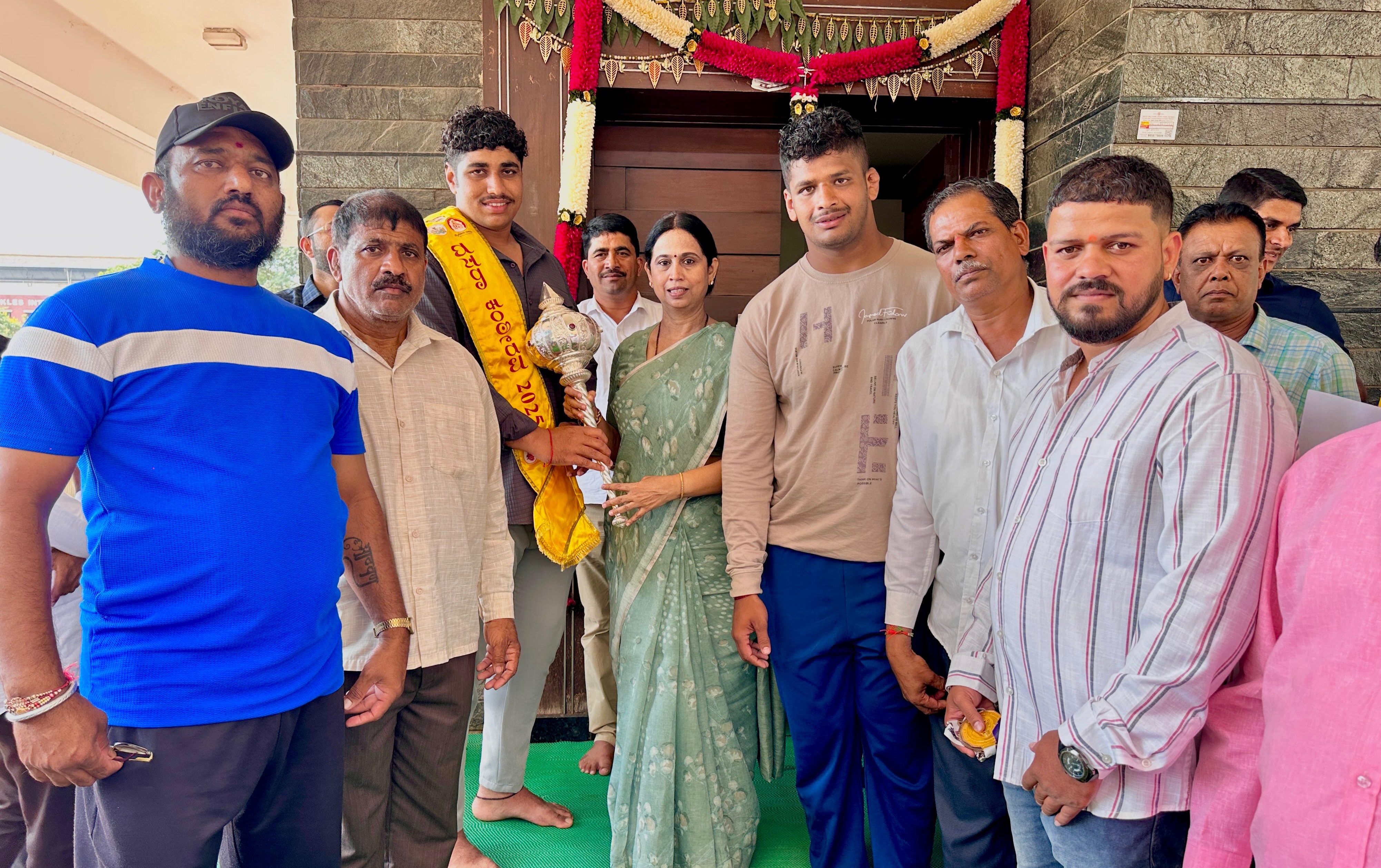 ಮೈಸೂರು ದಸರಾದಲ್ಲಿ ವಿಜೇತರಾದ ಬೆಳಗಾವಿ ತಾಲ್ಲೂಕಿನ ಕಂಗ್ರಾಳಿ ಕೆ.ಎಚ್. ಗ್ರಾಮದ ಕಾಮೇಶ ಪಾಟೀಲ ಹಾಗೂ ಪ್ರೇಮ್ ಜಾಧವ್ ಅವರನ್ನು ಸಚಿವೆ ಲಕ್ಷ್ಮೀ ಹೆಬ್ಬಾಳಕರ ಶನಿವಾರ ಸನ್ಮಾನಿಸಿದರು