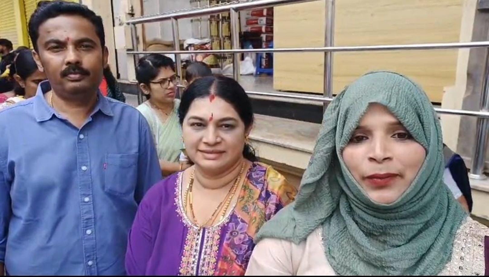 ಸಕಲೇಶಪುರ ತಾಲ್ಲೂಕಿನ ಹುರುಡಿ ಗ್ರಾಮದ ಹಸೀನಾ ಲತೀಫ್‌ ಅವರು ಸ್ನೇಹಿತೆ ದೀಪಾ ಅವರೊಂದಿಗೆ ಹಾಸನಾಂಬ ದೇವಿ ದರ್ಶನ ಪಡೆದರು