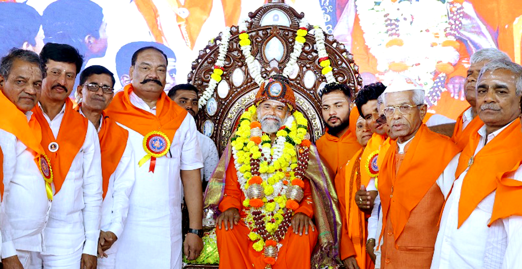 ಬಸವಕಲ್ಯಾಣದಲ್ಲಿ ಶನಿವಾರ ನಡೆದ ಕಲ್ಯಾಣ ಪರ್ವದಲ್ಲಿ ಶೂನ್ಯ ಪೀಠಾರೋಹಣದ ವಾರ್ಷಿಕೋತ್ಸವ ಅಂಗವಾಗಿ ಸಿದ್ದರಾಮೇಶ್ವರ ಸ್ವಾಮೀಜಿ ಅವರನ್ನು ಪೀಠದಲ್ಲಿ ಕೂಡಿಸಿ ಸನ್ಮಾನಿಸಲಾಯಿತು