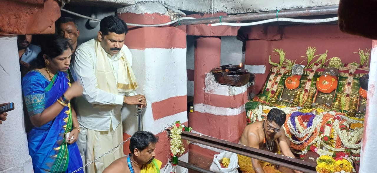 ಸಚಿವ ಶಿವರಾಜ ತಂಗಡಗಿ ದಂಪತಿ ಶನಿವಾರ ಹಾಸನಾಂಬೆಯ ದರ್ಶನ ಪಡೆದರು