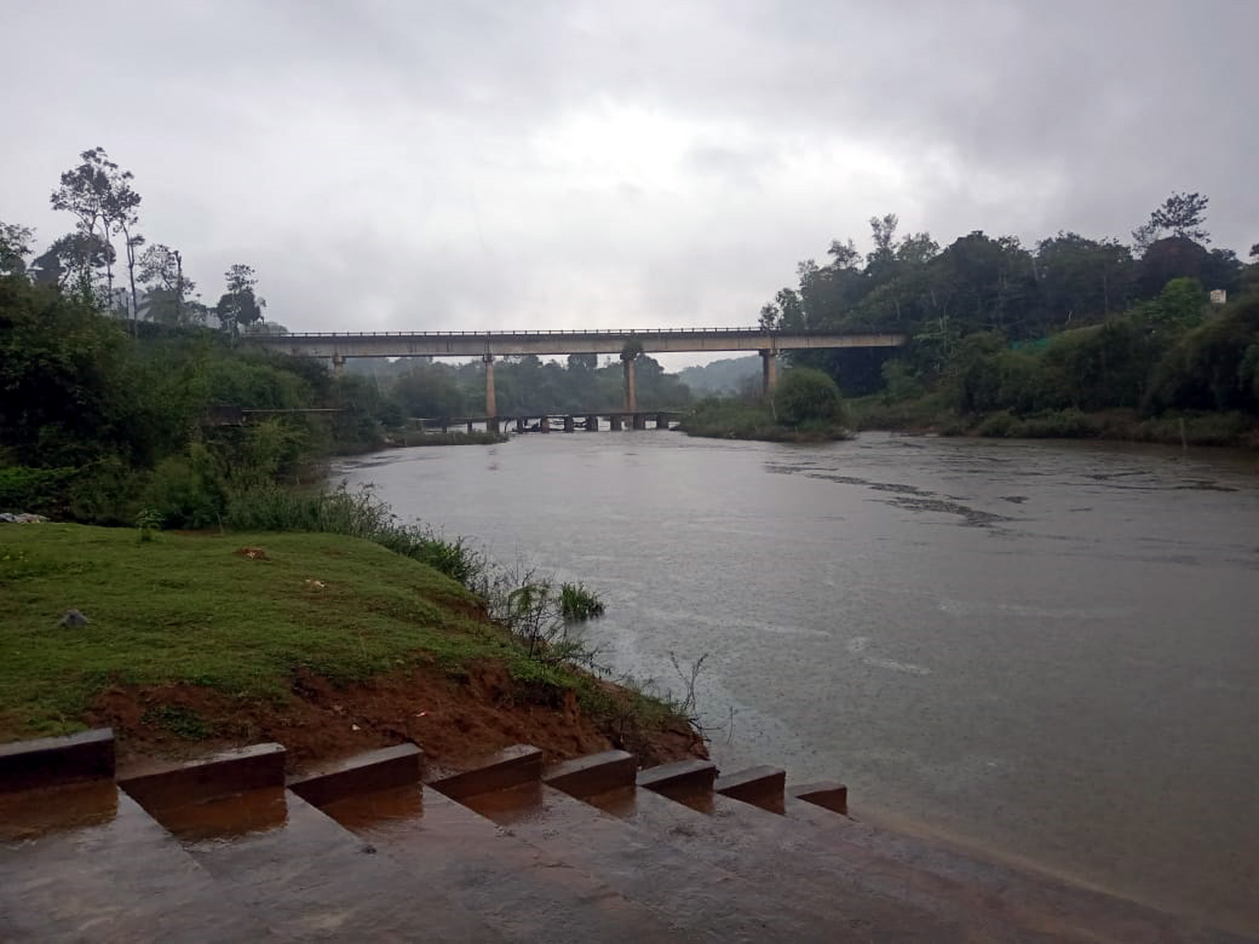 ನಾಪೋಕ್ಲು ಸಮೀಪದ ಬಲಮುರಿ ಗ್ರಾಮದಲ್ಲಿ ಕಾವೇರಿ ನದಿಯ ಹರಿವು.