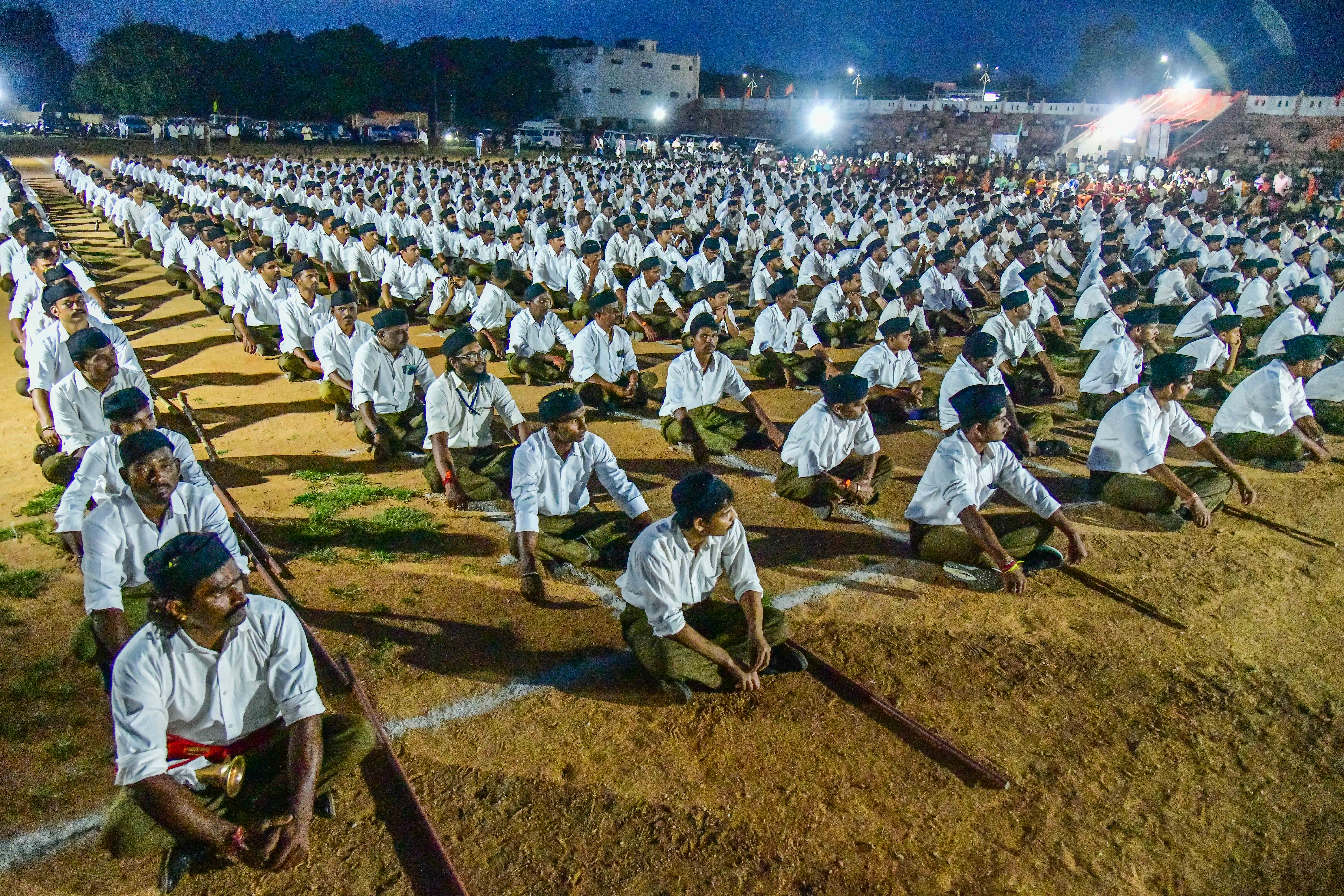 ಕೊಪ್ಪಳದಲ್ಲಿ ಶನಿವಾರ ನಡೆದ ಕಾರ್ಯಕ್ರಮದಲ್ಲಿ ಪಾಲ್ಗೊಂಡಿದ್ದ ಆರ್‌ಎಸ್‌ಎಸ್ ಗಣವೇಷಧಾರಿಗಳು 