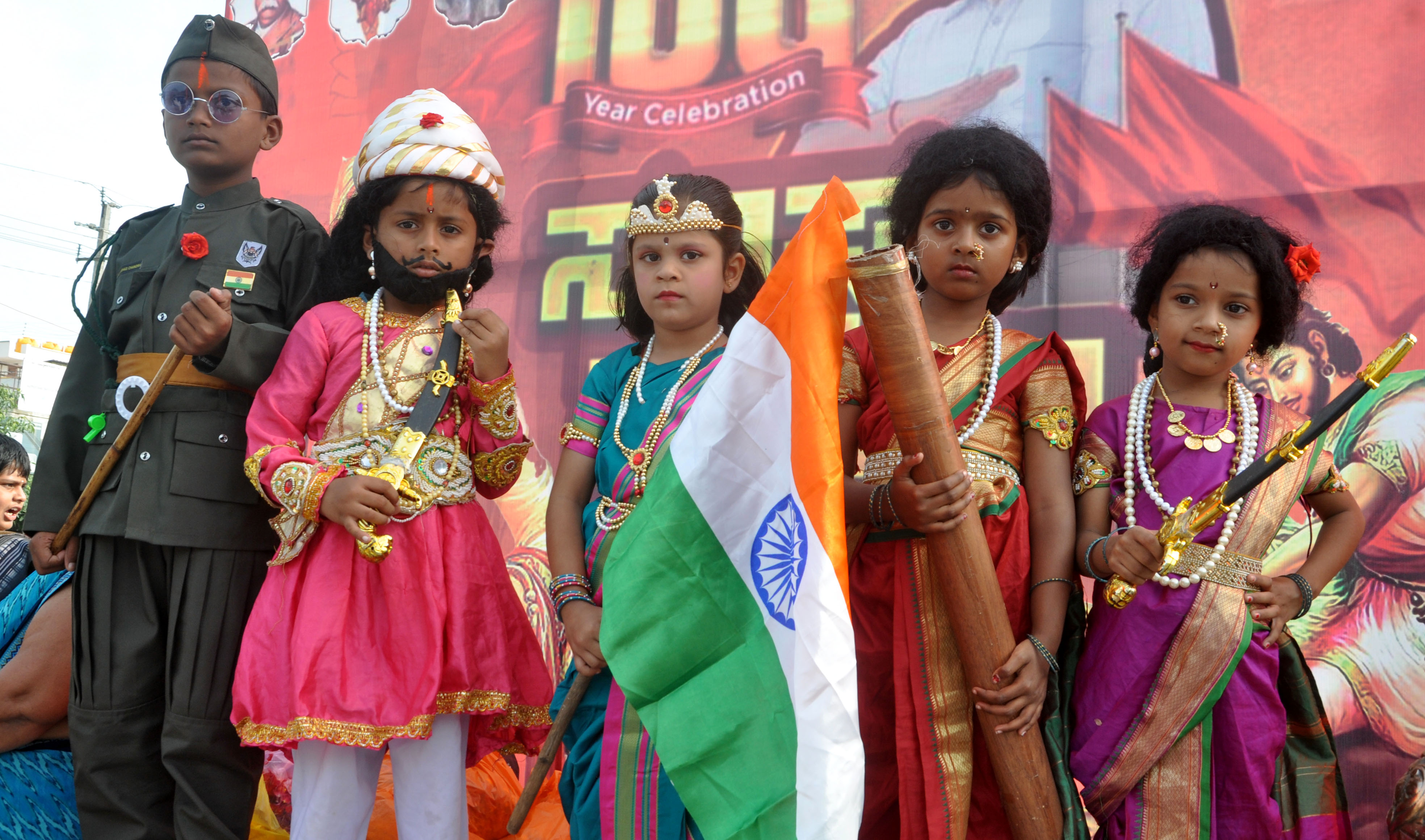ವಿಜಯಪುರ ನಗರದಲ್ಲಿ ಶನಿವಾರ ಆರ್‌ಎಸ್‌ಎಸ್‌ ಪಥ ಸಂಚಲನ ಸಾಗುವ ಮಾರ್ಗದಲ್ಲಿ ರಾಷ್ಟ್ರ ನಾಯಕರ ವೇಷಧರಿಸಿ ನಿಂತಿದ್ದ ಚಿಣ್ಣರು ಗಮನ ಸೆಳೆದರು  –ಪ್ರಜಾವಾಣಿ ಚಿತ್ರ