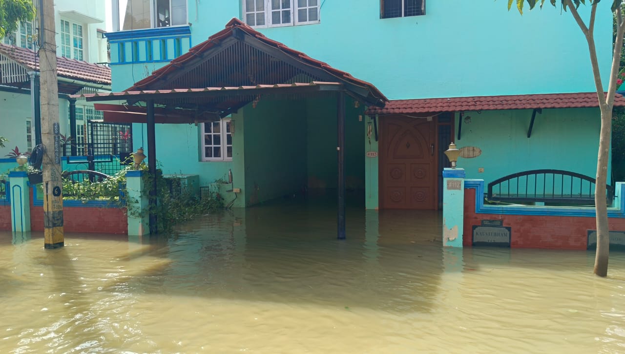 ರೈನ್ ಬೋ ಲೇಔಟ್‌ನ ಮನೆಗಳು ಜಲಾವೃತಗೊಂಡಿರುವುದು