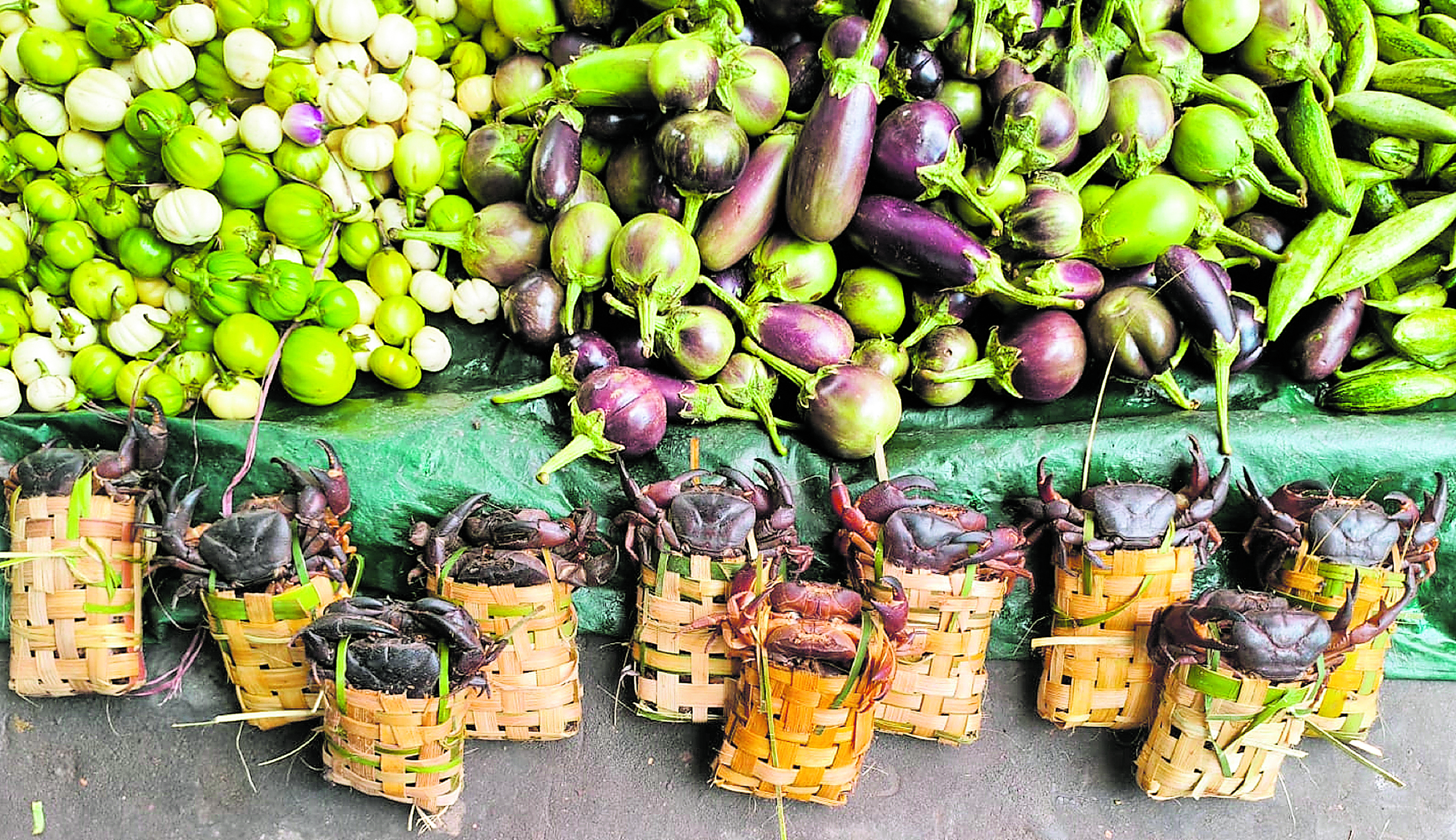 ರಸ್ತೆ ಬದಿಯಲ್ಲೇ ಮಾರಾಟಕ್ಕಿಟ್ಟಿರುವ ತರಕಾರಿ ಮತ್ತು ಏಡಿ 