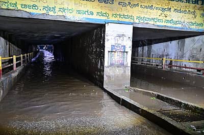 ದಾವಣಗೆರೆಯಲ್ಲಿ ಬುಧವಾರ ರಾತ್ರಿ ಸುರಿದ ಧಾರಾಕಾರ ಮಳೆಗೆ ರೈಲ್ವೆ ಕೆಳ ಸೇತುವೆಯಲ್ಲಿ ಮಳೆ ನೀರು ನಿಂತಿದ್ದು ಹಳೇ ದಾವಣಗೆರೆಯತ್ತ ಸಾಗಲು ವಾಹನ ಸವಾರರು ಪರದಾಡುವಂತಾಗಿತ್ತು