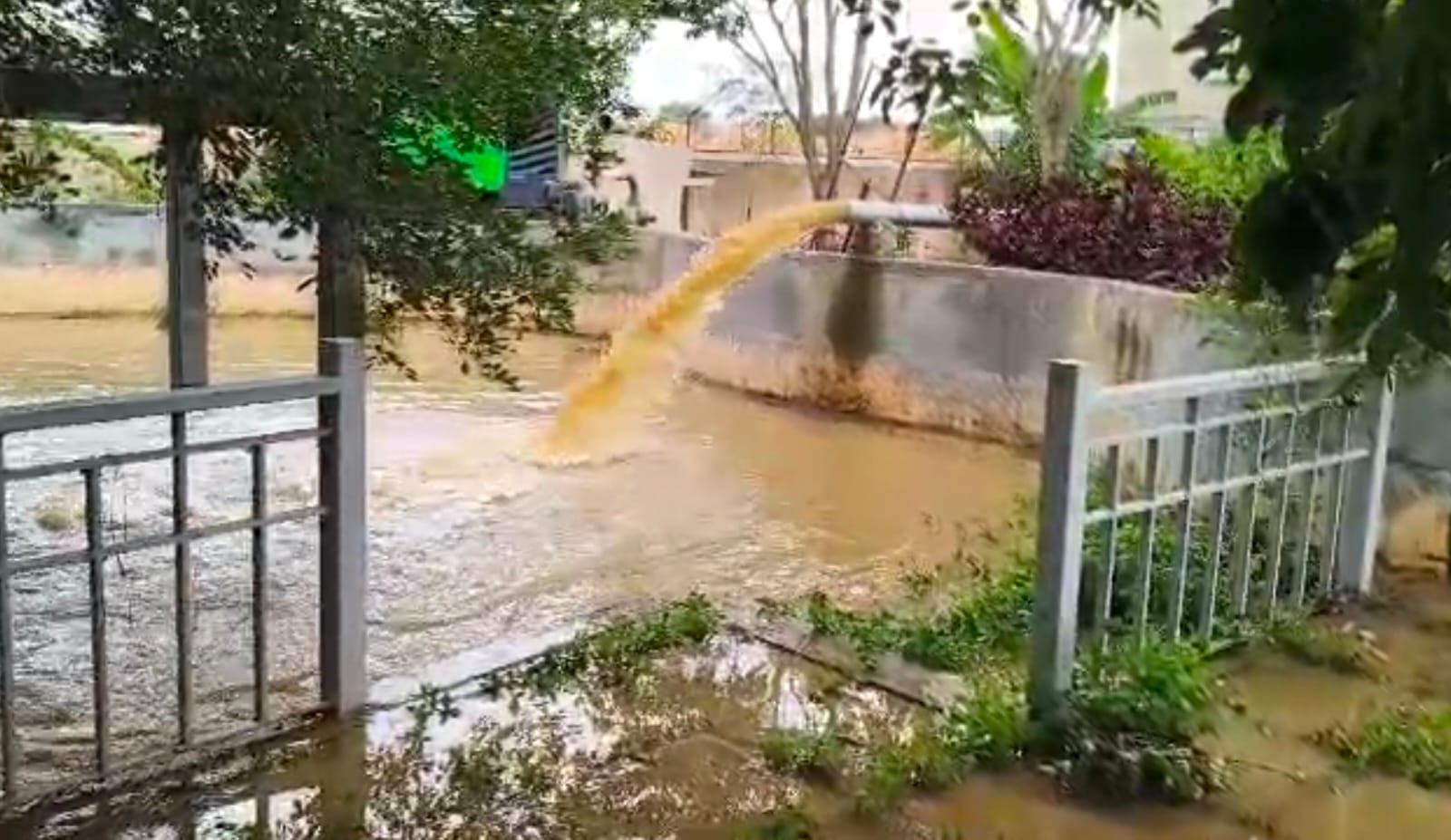 ಮಳೆ ನೀರನ್ನು ಪಂಪ್‌ ಮೂಲಕ ಹೊರಬಿಡುತ್ತಿರುವುದು
