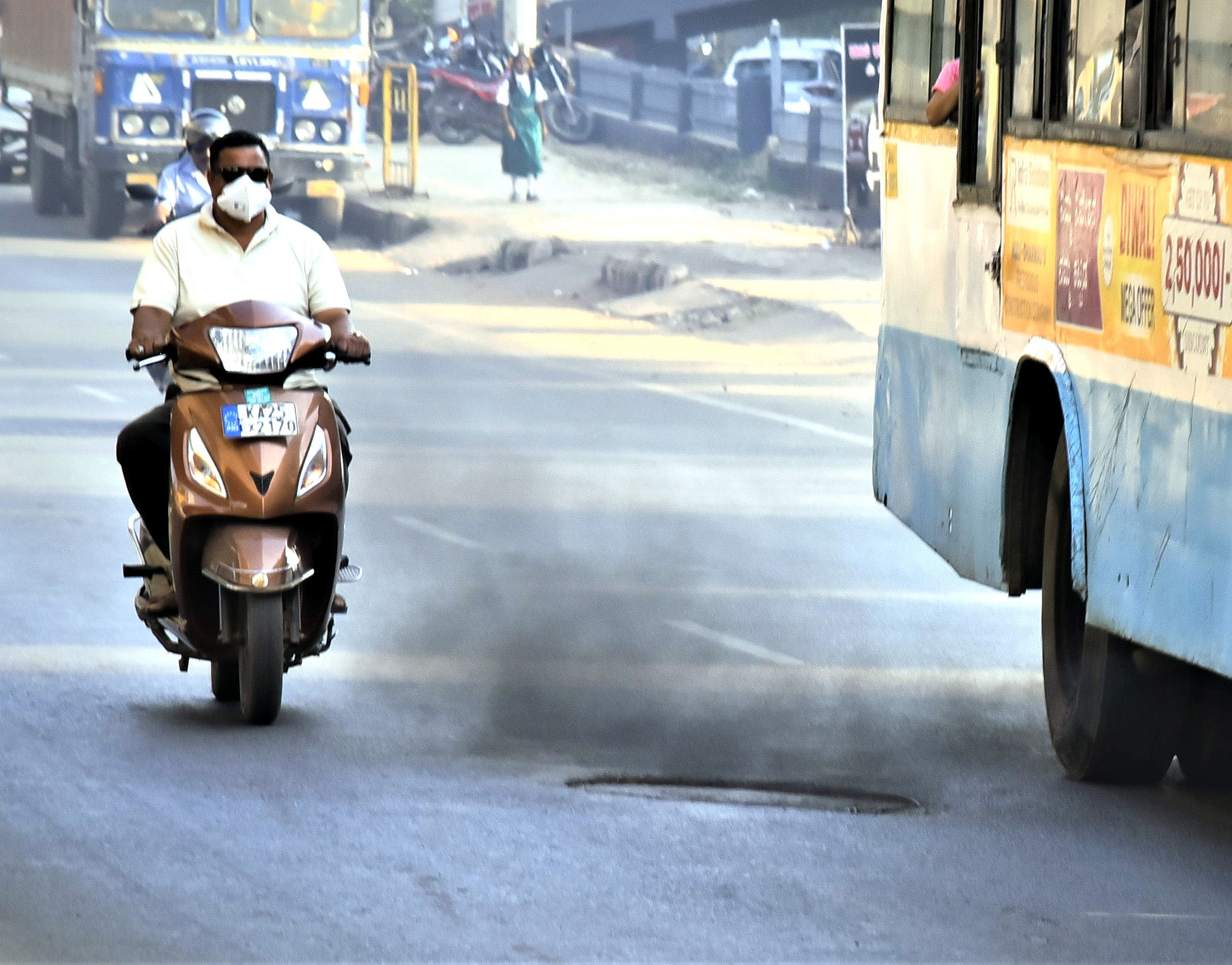 ಹುಬ್ಬಳ್ಳಿಯಲ್ಲಿ ಬಸ್‌ವೊಂದು  ಹೊಗೆ ಬಿಡುತ್ತಾ ಸಾಗಿತು
ಪ್ರಜಾವಾಣಿ ಚಿತ್ರ: ಗೋವಿಂದರಾಜ ಜವಳಿ