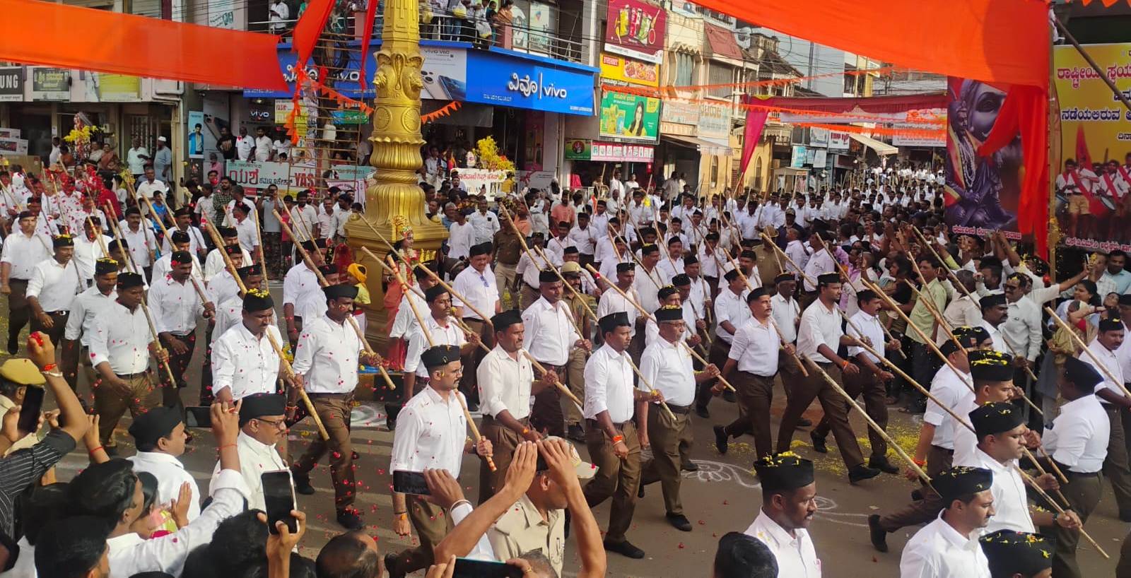 ಜಮಖಂಡಿ: ಇಲ್ಲಿನ ಅಶೋಕ ವೃತ್ತದಲ್ಲಿ ಎರಡು ತಂಡಗಳ ಸಮಾಗಮವಾಗಿರುವದು.