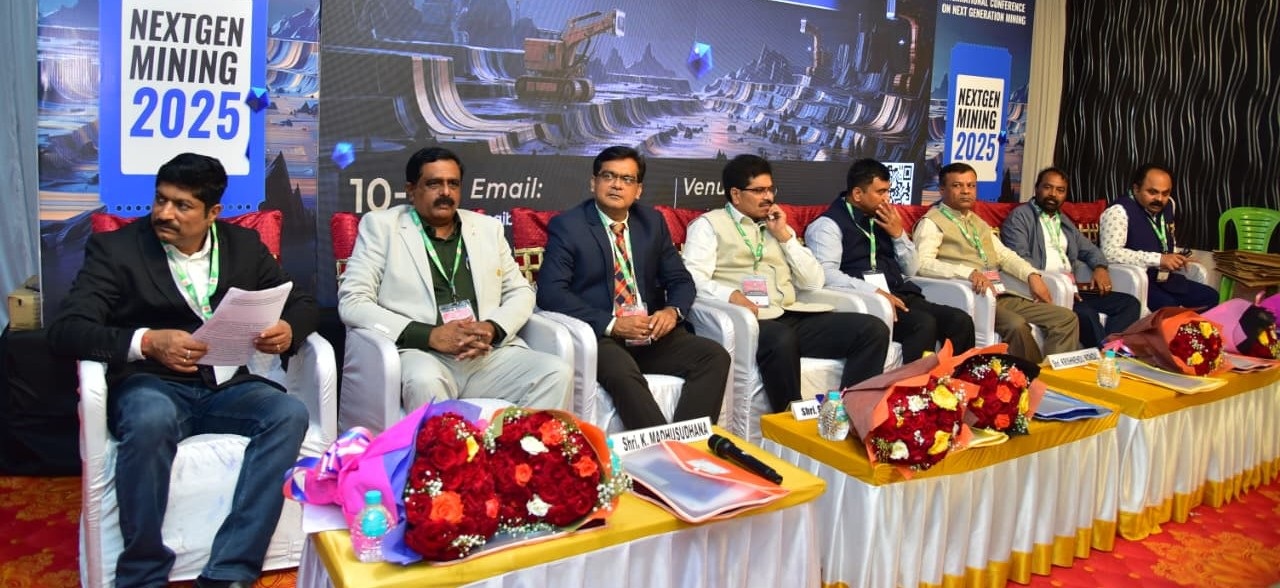 ಹೊಸಪೇಟೆಯ ಮಲ್ಲಿಗೆ ಹೋಟೆಲ್‌ನಲ್ಲಿ ಶುಕ್ರವಾರ ಮತ್ತು ಶನಿವಾರ ಮೈನಿಂಗ್ ಎಂಜಿನಿಯರ್ಸ್‌ ಅಸೋಸಿಯೇಷನ್ ಆಫ್ ಇಂಡಿಯಾದ ಬಳ್ಳಾರಿ ಹೊಸಪೇಟೆ ಚಾಪ್ಟರ್ ವತಿಯಿಂದ ಅಂತರರಾಷ್ಟ್ರೀಯ ಸಮ್ಮೇಳನ ನಡೆಯಿತು – ಪ್ರಜಾವಾಣಿ ಚಿತ್ರ