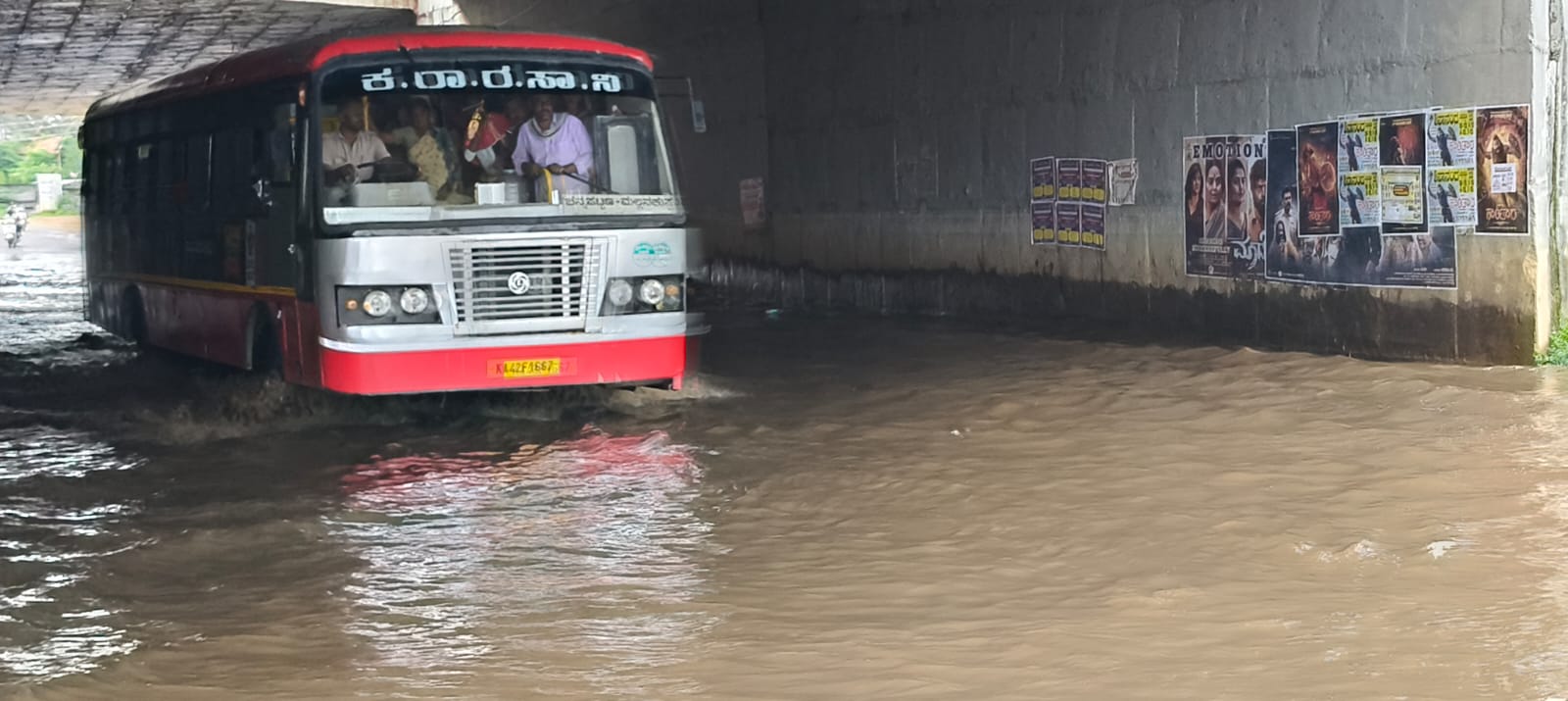 ಮಳೆ ಅಬ್ಬರಕ್ಕೆ ಚನ್ನಪಟ್ಟಣ ತಾಲ್ಲೂಕಿನ ತಿಟ್ಟಮಾರನಹಳ್ಳಿಯ ಬೆಂಗಳೂರು–ಮೈಸೂರು ರಾಷ್ಟ್ರೀಯ ಹೆದ್ದಾರಿಯ ಕೆಳ ಸೇತುವೆ ಜಲಾವೃತಗೊಂಡಿತ್ತು