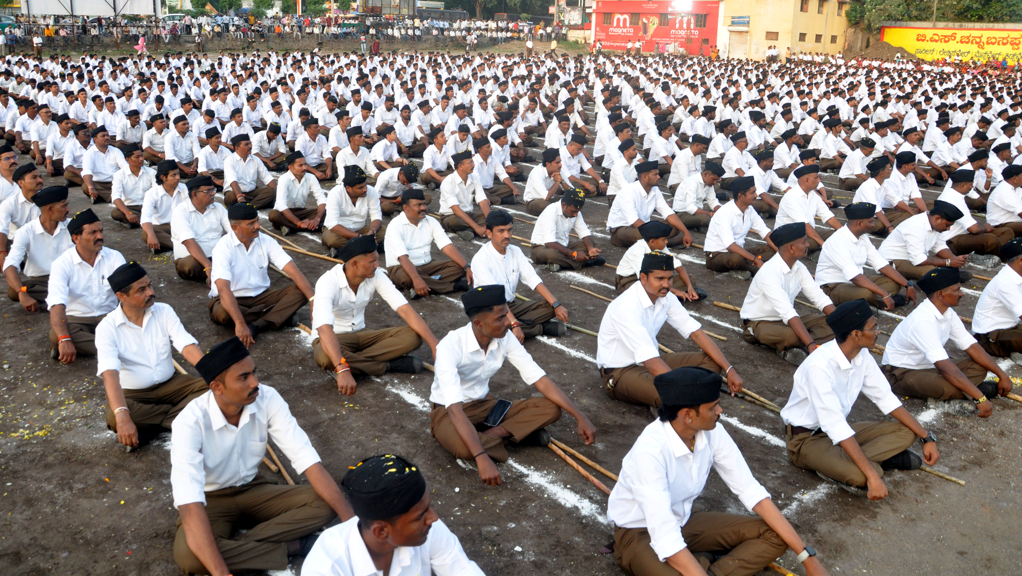 ವಿಜಯಪುರ ನಗರದ ದರಬಾರ್‌ ಮೈದಾನದಲ್ಲಿ ಶನಿವಾರ ನಡೆದ  ಆರ್‌ಎಸ್‌ಎಸ್‌  ವಿಜಯ ದಶಮಿ ಉತ್ಸವದಲ್ಲಿ ಪಾಲ್ಗೊಂಡಿದ್ದ ಗಣವೇಷಧಾರಿಗಳು  –ಪ್ರಜಾವಾಣಿ ಚಿತ್ರ