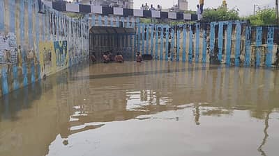 ಕೋಲಾರದ ಖಾದ್ರಿಪುರ ಬಳಿ ರೈಲ್ವೆ ಅಂಡರ್‌ ಪಾಸ್‌ನಲ್ಲಿ ಮಳೆ ನೀರು ತುಂಬಿಕೊಂಡು ವಾಹನ ಸಂಚಾರಕ್ಕೆ, ಜನರ ಓಡಾಟಕ್ಕೆ ತೊಂದರೆ ಉಂಟಾಯಿತು