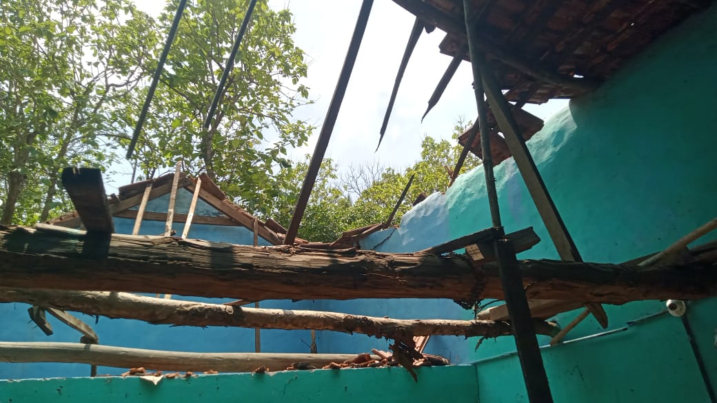 ಮಳೆಯಿಂದಾಗಿ ರಾಮನಗರದ ಕೊತ್ತಿಪುರದ ಮನೆಯೊಂದರ ಹೆಂಚುಗಳು ಹಾರಿ ಹೋಗಿವೆ