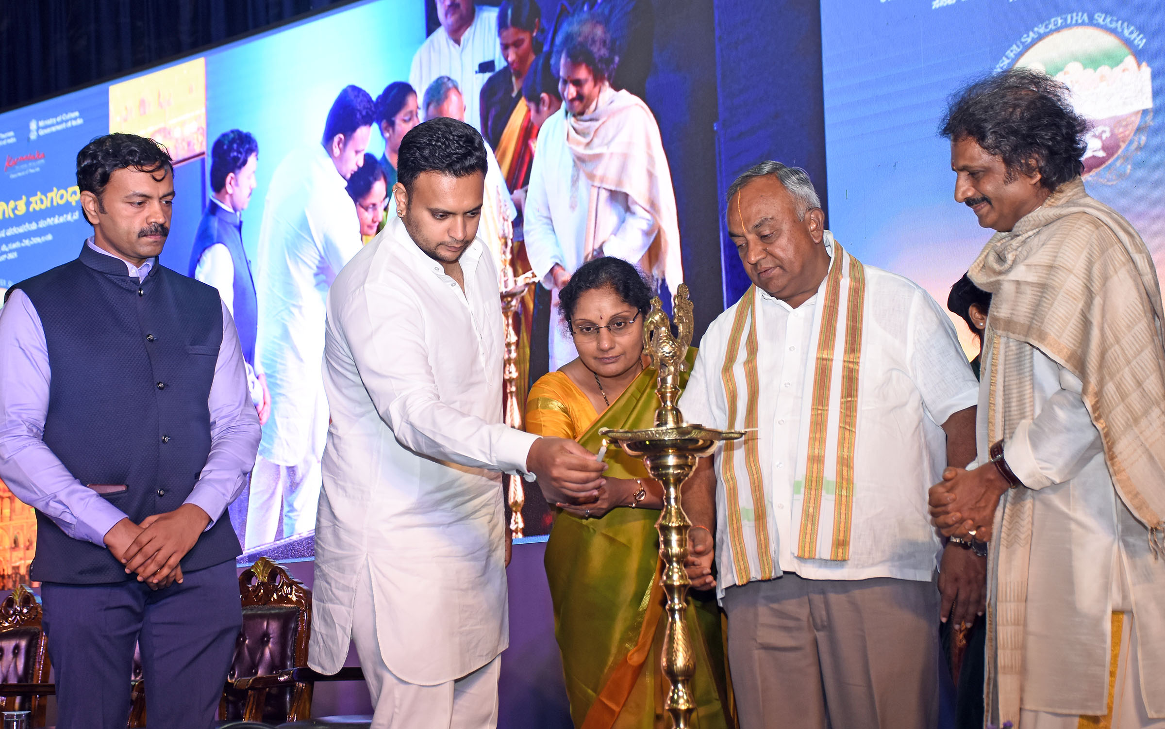 ಮೈಸೂರು ವಿ.ವಿ. ಸೆನೆಟ್ ಭವನದಲ್ಲಿ ಶನಿವಾರ ‘ಮೈಸೂರು ಸಂಗೀತ ಸುಗಂಧ 2025’ ಕಾರ್ಯಕ್ರಮವನ್ನು ಸಂಸದ ಯದುವೀರ್ ಕೃಷ್ಣದತ್ತ ಚಾಮರಾಜ ಒಡೆಯರ್‌ ಉದ್ಘಾಟಿಸಿದರು. ಕೆ.ವಿ. ತ್ರಿಲೋಕಚಂದ್ರ ವಿದ್ಯಾವತಿ ಟಿ.ಎಸ್. ಶ್ರೀವತ್ಸ ಹಾಗೂ ಮೈಸೂರು ಮಂಜುನಾಥ್‌ ಜೊತೆಗಿದ್ದರು –ಪ್ರಜಾವಾಣಿ ಚಿತ್ರ