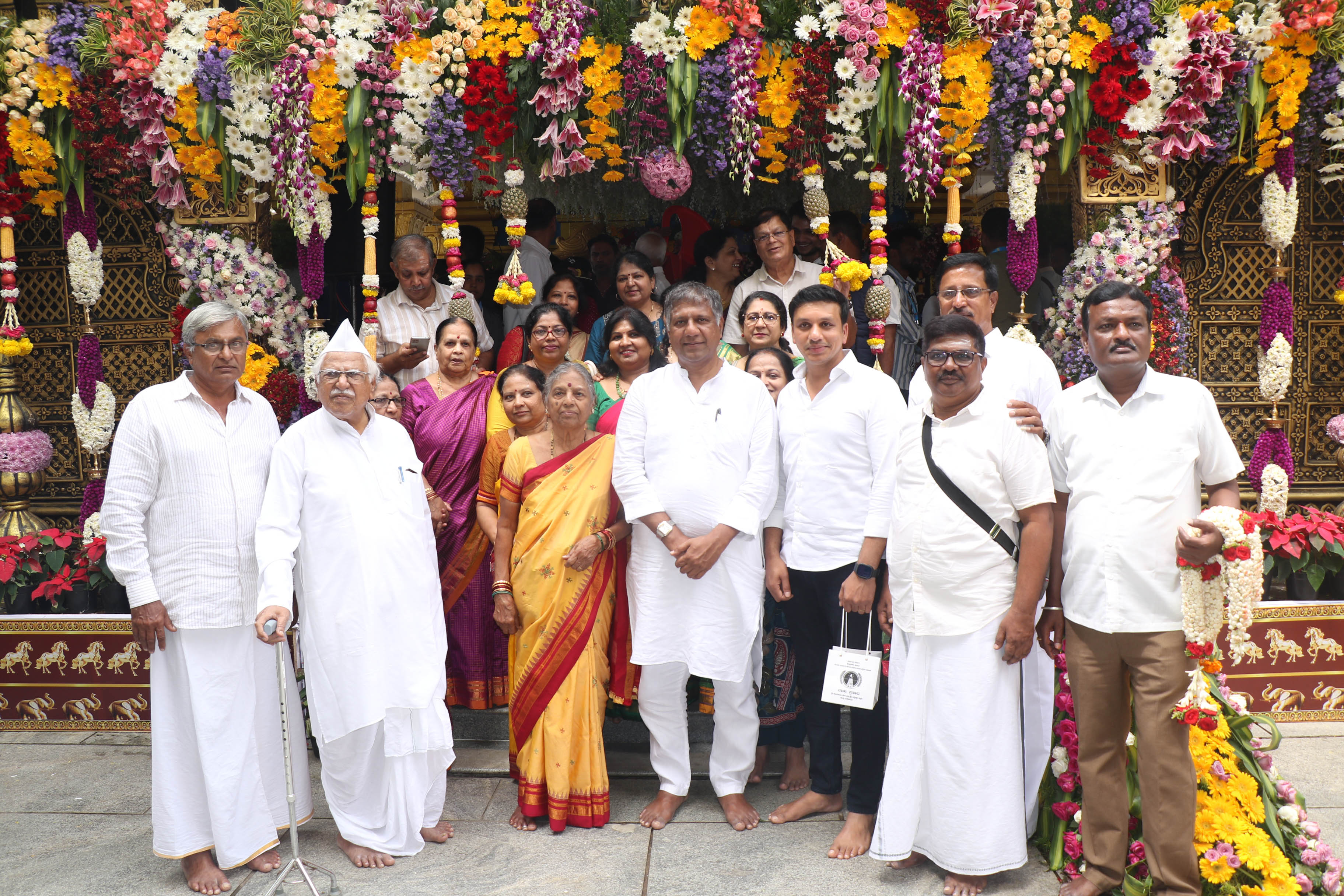 ವಿಧಾನಸಭೆ ವಿಪಕ್ಷದ ಉಪ ನಾಯಕ ಅರವಿಂದ ಬೆಲ್ಲದ ತಮ್ಮ ಕುಟುಂಬದವರೊಂದಿಗೆ ಹಾಸನಾಂಬೆ ದರ್ಶನ ಪಡೆದರು
