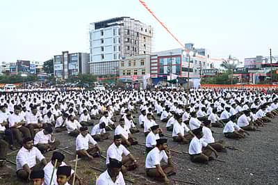ರಾಷ್ಟ್ರೀಯ ಸ್ವಯಂ ಸೇವಕ ಸಂಘ (ಆರ್‌ಎಸ್‌ಎಸ್‌)  ನೂರು ವರ್ಷ ಪೂರೈಸಿರುವುದು ಹಾಗೂ ವಿಜಯದಶಮಿ ಉತ್ಸವದ ಅಂಗವಾಗಿ ನಗರದಲ್ಲಿ ಭಾನುವಾರ ಸಂಜೆ ಸಂಘದ ಸ್ವಯಂ ಸೇವಕರಿಂದ ಆಕರ್ಷಕ ಪಥ ಸಂಚಲನ ನಡೆಯಿತು.