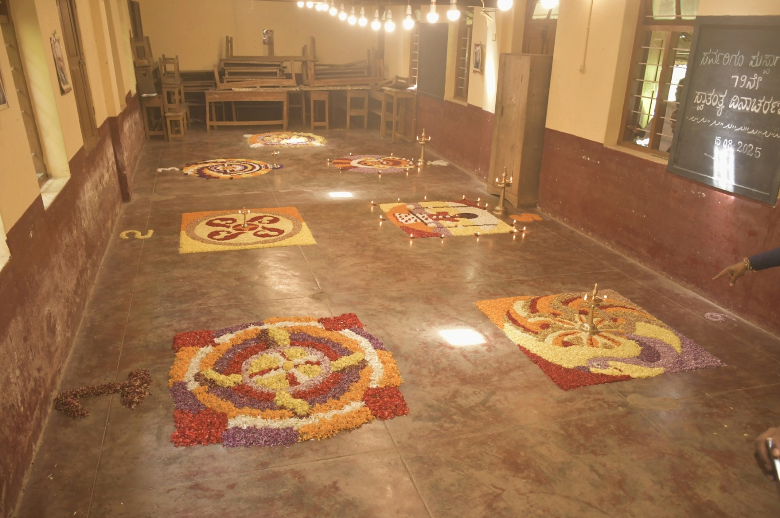  ಪೂಕಳಂ ಸ್ಪರ್ದೆ ಏರ್ಪಾಡಿಸಲಾಗಿತ್ತು.