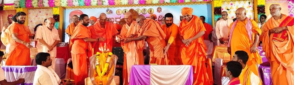 ಇಂಡಿ ತಾಲ್ಲೂಕಿನ ಆಳೂರ ಗ್ರಾಮದಲ್ಲಿ ಸಿದ್ಧಾರೂಢರ ನೂತನ ಮಂದಿರದ ಕಳಸಾರೋಹಣ ಕಾರ್ಯಕ್ರಮವನ್ನು ಶಿವಕುಮಾರ ಮಹಾಸ್ವಾಮಿಗಳು ಶಿವಾನಂದ ಭಾರತಿ ಶ್ರೀಗಳು ಸಿದ್ಧಾರೂಢ ಶ್ರೀಗಳು ನೆರವೇರಿಸಿದರು.