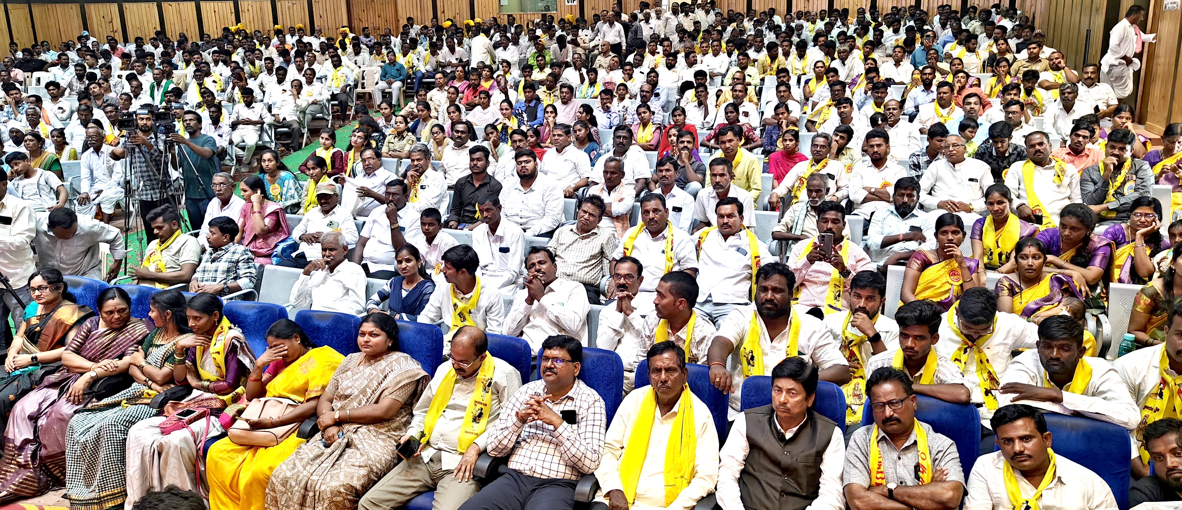 ರಾಯಚೂರಲ್ಲಿ ಭಾನುವಾರ ನಡೆದ ಜಿಲ್ಲಾ ಮಟ್ಟದ ಪ್ರತಿಭಾ ಪುರಸ್ಕಾರ ಪ್ರದಾನ ಸಮಾರಂಭದಲ್ಲಿ ಪಾಲ್ಗೊಂಡಿದ್ದ ಜನ