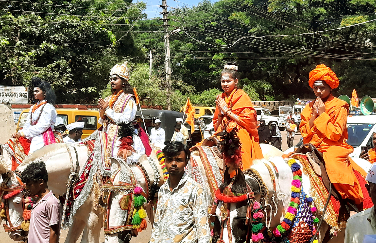 ಬಸವಕಲ್ಯಾಣದಲ್ಲಿ ಭಾನುವಾರ ನಡೆದ ಮೂರು ದಿನಗಳ 24ನೇ ಕಲ್ಯಾಣ ಪರ್ವದ ಸಮಾರೋಪದ ಮೆರವಣಿಗೆಯಲ್ಲಿ ಶರಣರ ವೇಷಧಾರಿಗಳು ಪಾಲ್ಗೊಂಡಿದ್ದರು