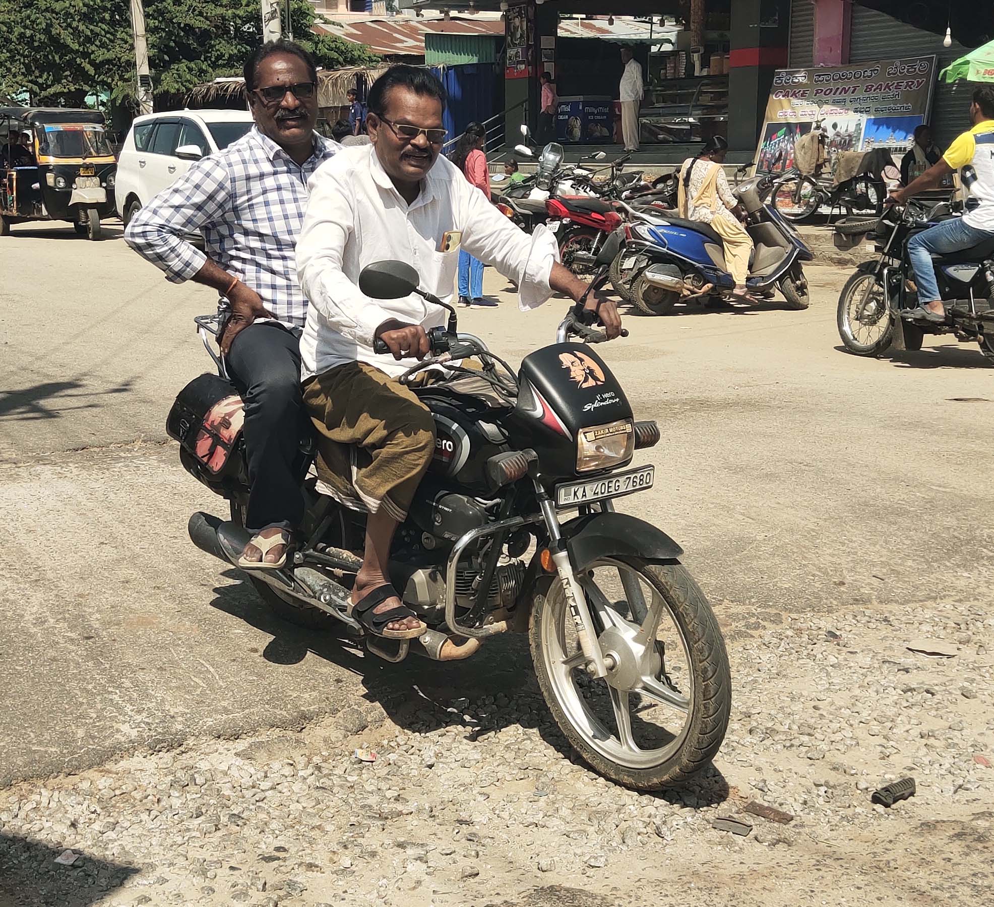 ಡಾ.ಎಚ್.ಎನ್.ವೃತ್ತದಿಂದ ಗೂಳೂರು ಕಡೆಗೆ ಸಂಚರಿಸುವ ರಸ್ತೆಯಲ್ಲಿ ಗುಂಡಿ