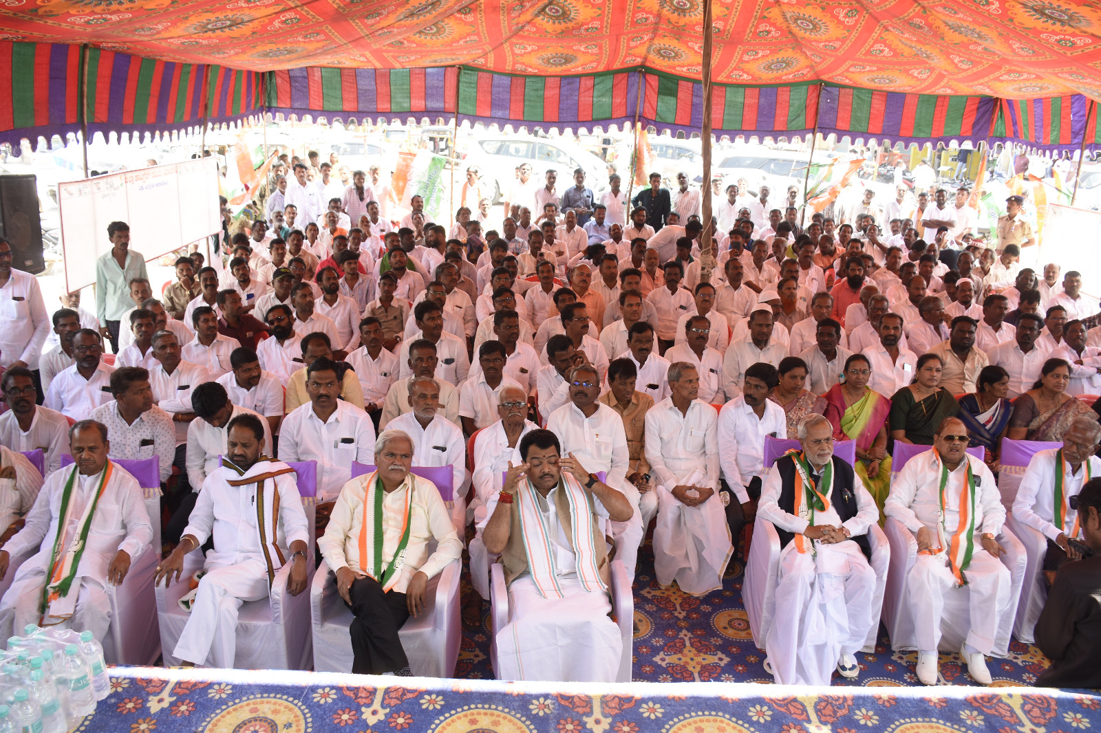 ಯಾದಗಿರಿ ನಗರದ ಗಾಂಧೀ ವೃತ್ತದಲ್ಲಿ ಜಿಲ್ಲಾ‌ ಕಾಂಗ್ರೆಸ್ ಕಮಿಟಿ ಭಾನುವಾರ ಹಮ್ಮಿಕೊಂಡಿದ್ದ ವೋಟ್ ಚೋರಿ ವಿರುದ್ಧ ಸಹಿ ಸಂಗ್ರಹ ಕಾರ್ಯಕ್ರಮದಲ್ಲಿ ಕಾಂಗ್ರೆಸ್‌ ನಾಯಕರು ಹಾಗೂ ಪ್ರಮುಖರು ಪಾಲ್ಗೊಂಡಿದ್ದರು.