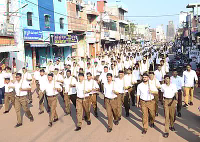 ರಾಷ್ಟ್ರೀಯ ಸ್ವಯಂ ಸೇವಕ ಸಂಘ (ಆರ್‌ಎಸ್‌ಎಸ್‌)  ನೂರು ವರ್ಷ ಪೂರೈಸಿರುವುದು ಹಾಗೂ ವಿಜಯದಶಮಿ ಉತ್ಸವದ ಅಂಗವಾಗಿ ನಗರದಲ್ಲಿ ಭಾನುವಾರ ಸಂಜೆ ಸಂಘದ ಸ್ವಯಂ ಸೇವಕರಿಂದ ಆಕರ್ಷಕ ಪಥ ಸಂಚಲನ ನಡೆಯಿತು.