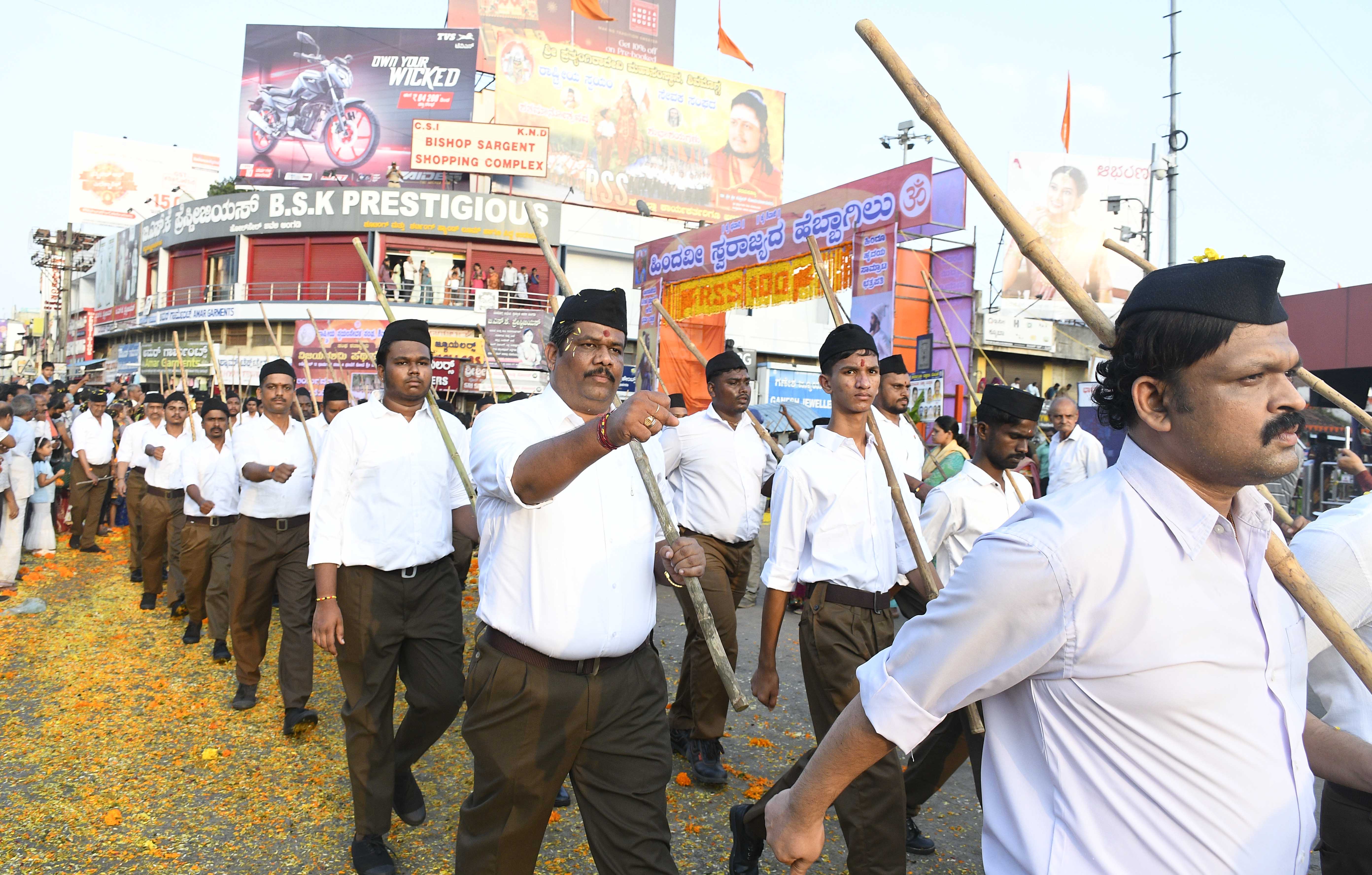 ಶಿವಮೊಗ್ಗ ನಗರದ ಶಿವಪ್ಪನಾಯಕ ವೃತ್ತದಲ್ಲಿ ಆರ್‌ಎಸ್‌ಎಸ್ ಶತಮಾನೋತ್ಸವದ ಪಥ ಸಂಚಲನದಲ್ಲಿ ಸ್ವಯಂ ಸೇವಕರು ಹೆಜ್ಜೆ ಹಾಕಿದರು