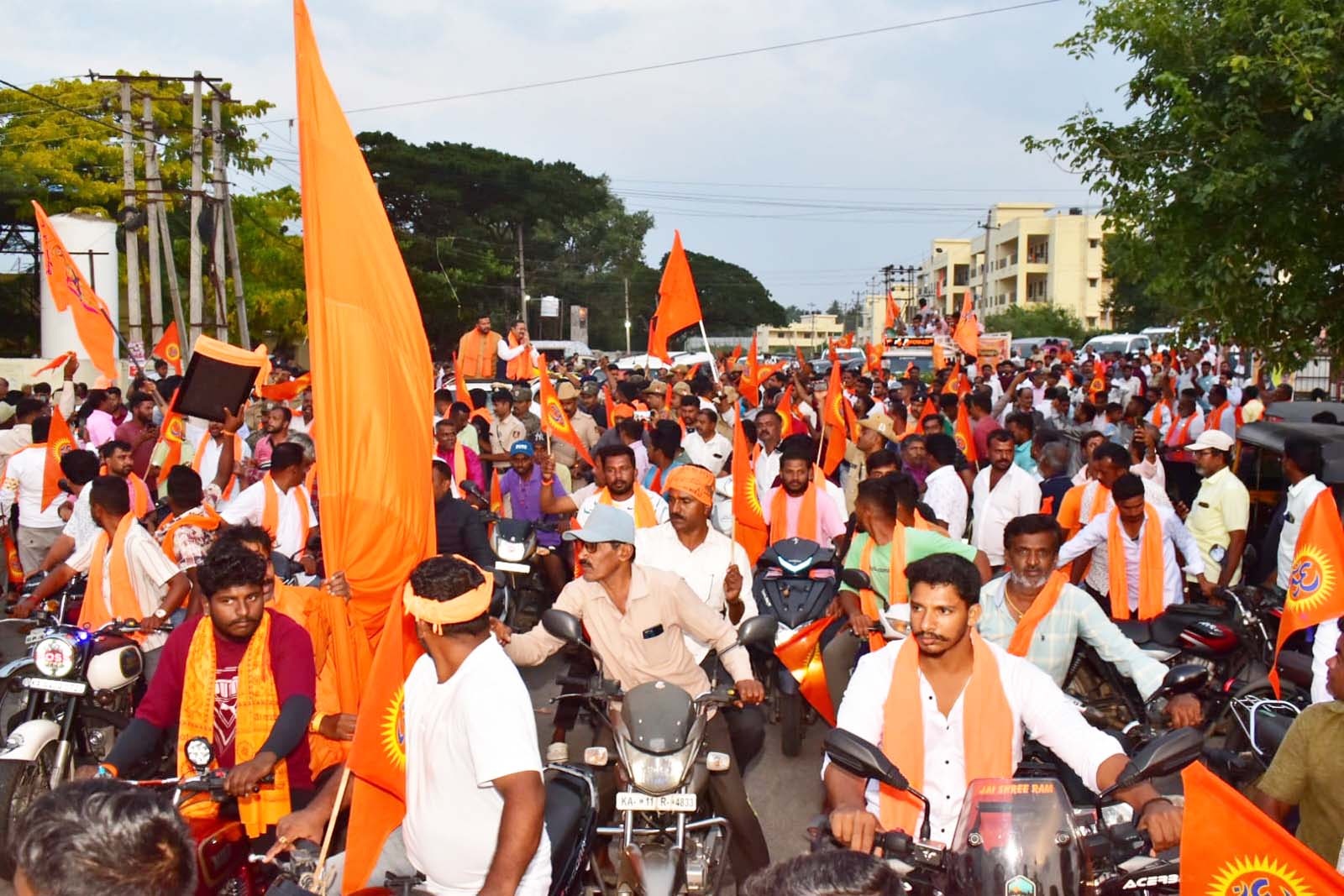 ಮಂಡ್ಯ ನಗರದ ಕಾಳಿಕಾಂಬ ದೇವಾಲಯದಲ್ಲಿ ಪೂಜೆ ಸಲ್ಲಿಸಿ ಕೆರಗೋಡು ಗ್ರಾಮದ ಗಣೇಶ ಮೂರ್ತಿ ವಿಸರ್ಜನೆಗೆಂದು ಬಜರಂಗಸೇನೆ ಮೂಡಲಬಾಗಿಲು ಹನುಮ ಮಾಲಾ ಸಮಿತಿ ಹಿಂದೂ ರಕ್ಷಣಾ ವೇದಿಕೆ ಕಾರ್ಯಕರ್ತರು ಬೈಕ್‌ ಮತ್ತು ಕಾರಿನಲ್ಲಿ ರ‍್ಯಾಲಿ ಹೊರಟರು