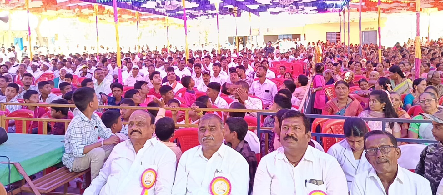  ಗೋಕಾಕ ತಾಲ್ಲೂಕಿನ ಕೊಳವಿ ಸರ್ಕಾರಿ ಹಿರಿಯ ಕನ್ನಡ ಪ್ರಾಥಮಿಕ ಶಾಲೆಯ ಶತಮಾನೋತ್ಸವ ಆಚರಣೆ ಕಾರ್ಯಕ್ರಮದಲ್ಲಿ ಹಳೆಯ ವಿದ್ಯಾರ್ಥಿಗಳು ಹಾಗೂ ಗ್ರಾಮಸ್ಥರು ಪಾಲ್ಗೊಂಡು ಸಂಭ್ರಮಿಸಿದರು.