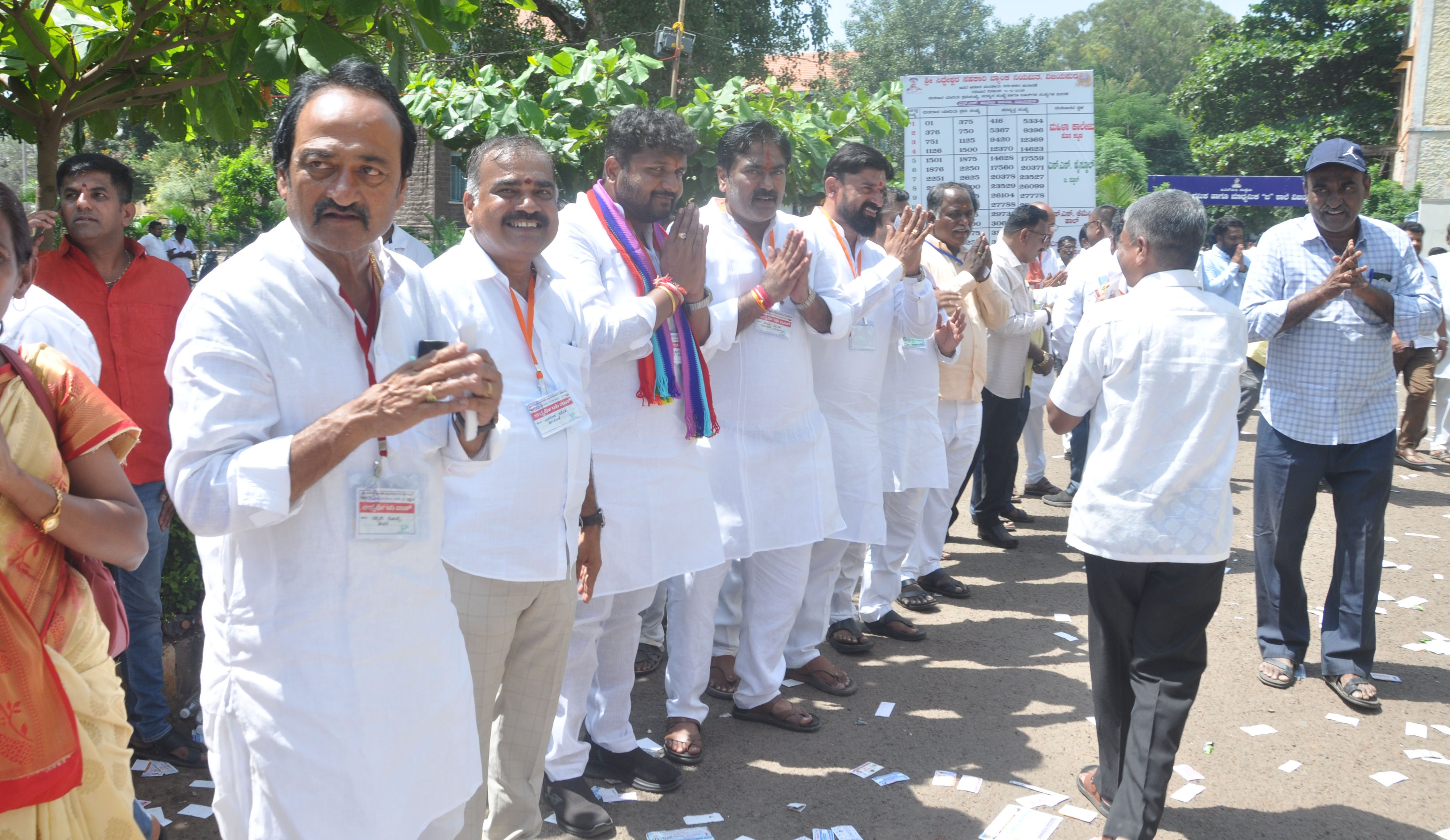 ವಿಜಯಪುರ ನಗರದ ಎಸ್.ಎಸ್. ಹೈಸ್ಕೂಲ್ ಆವರಣದಲ್ಲಿ ಶ್ರೀ ಸಿದ್ದೇಶ್ವರ ಸಹಕಾರ ಬ್ಯಾಂಕಿನ 2025–30ನೇ ಸಾಲಿನ ಆಡಳಿತ ಮಂಡಳಿಗೆ ಭಾನುವಾರ ನಡೆದ ಚುನಾವಣೆಯಲ್ಲಿ ನಿರ್ದೇಶಕ ಸ್ಥಾನಕ್ಕೆ ಸ್ಪರ್ಧಿಸಿರುವ ಅಭ್ಯರ್ಥಿಗಳು ಪ್ರವೇಶ ದ್ವಾರದಲ್ಲಿಯೇ ನಿಂತು ಮತದಾರರಿಗೆ ತಮ್ಮ ಪರವಾಗಿ ಮತ ಚಲಾಯಿಸುವಂತೆ ಕೈಮುಗಿದು ವಿನಂತಿಸಿದರು –ಪ್ರಜಾವಾಣಿ ಚಿತ್ರ