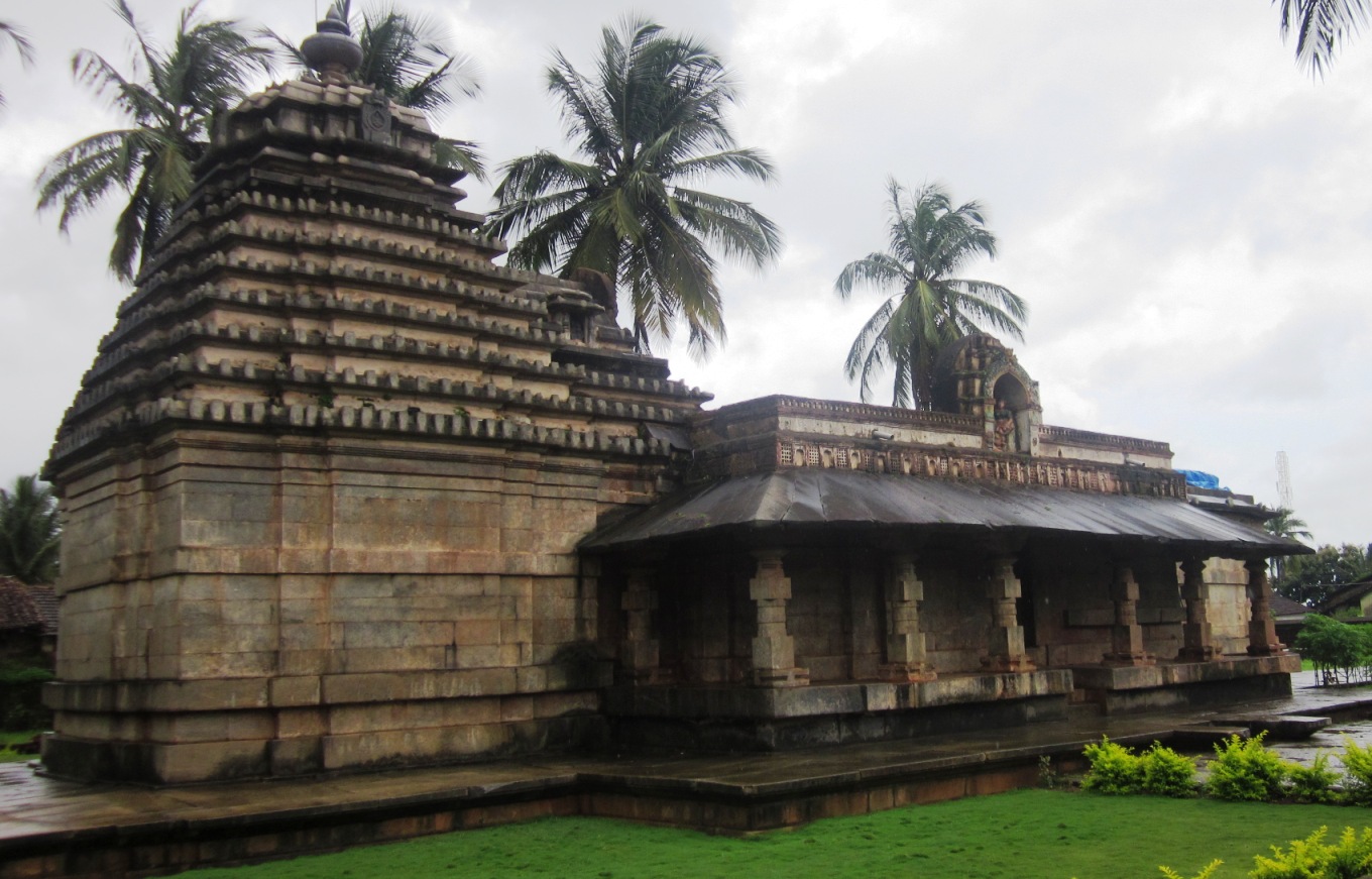 ಖಾನಾಪುರ ತಾಲ್ಲೂಕಿನ ಹಲಸಿ ಗ್ರಾಮದಲ್ಲಿರುವ ಕದಂಬರ ಕಾಲದ ಭೂವರಾಹ ನರಸಿಂಹ ದೇವಾಲಯ.