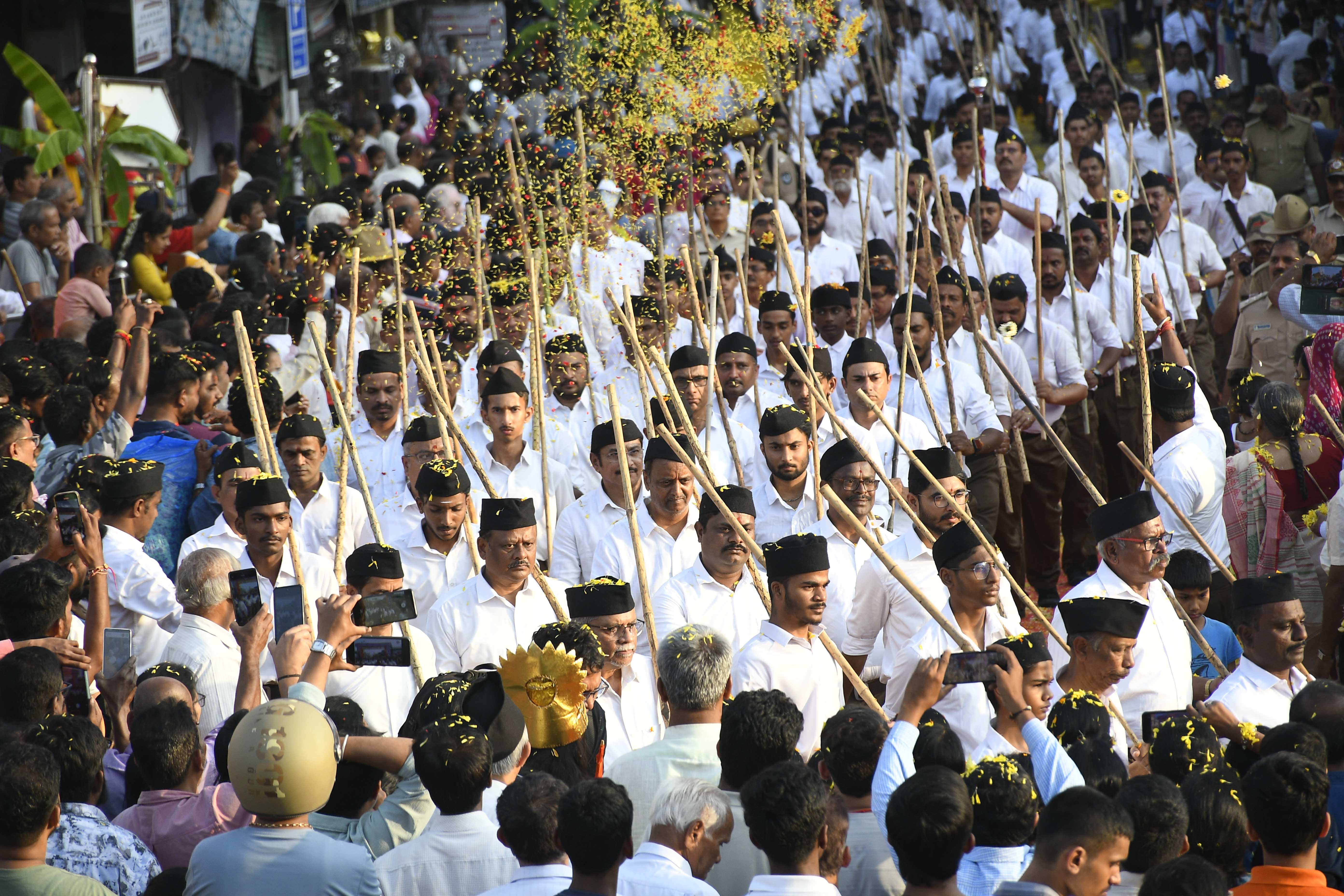 ಶಿವಮೊಗ್ಗ ನಗರದ ಶಿವಪ್ಪನಾಯಕ ವೃತ್ತದಲ್ಲಿ ಸಾಗಿದ ಪಥ ಸಂಚಲನದಲ್ಲಿ ಸ್ವಯಂ ಸೇವಕರು ಹೆಜ್ಜೆ ಹಾಕಿದರು
