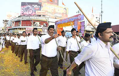 ಶಿವಮೊಗ್ಗದಲ್ಲಿ ವಿಜಯದಶಮಿ ಅಂಗವಾಗಿ‌ ನಡೆದ ಆರ್‌ಎಸ್‌ಎಸ್ ಪಥಸಂಚಲನದಲ್ಲಿ‌‌ ಪಾಲ್ಗೊಂಡಿದ್ದ ಗಣವೇಷಧಾರಿಗಳು