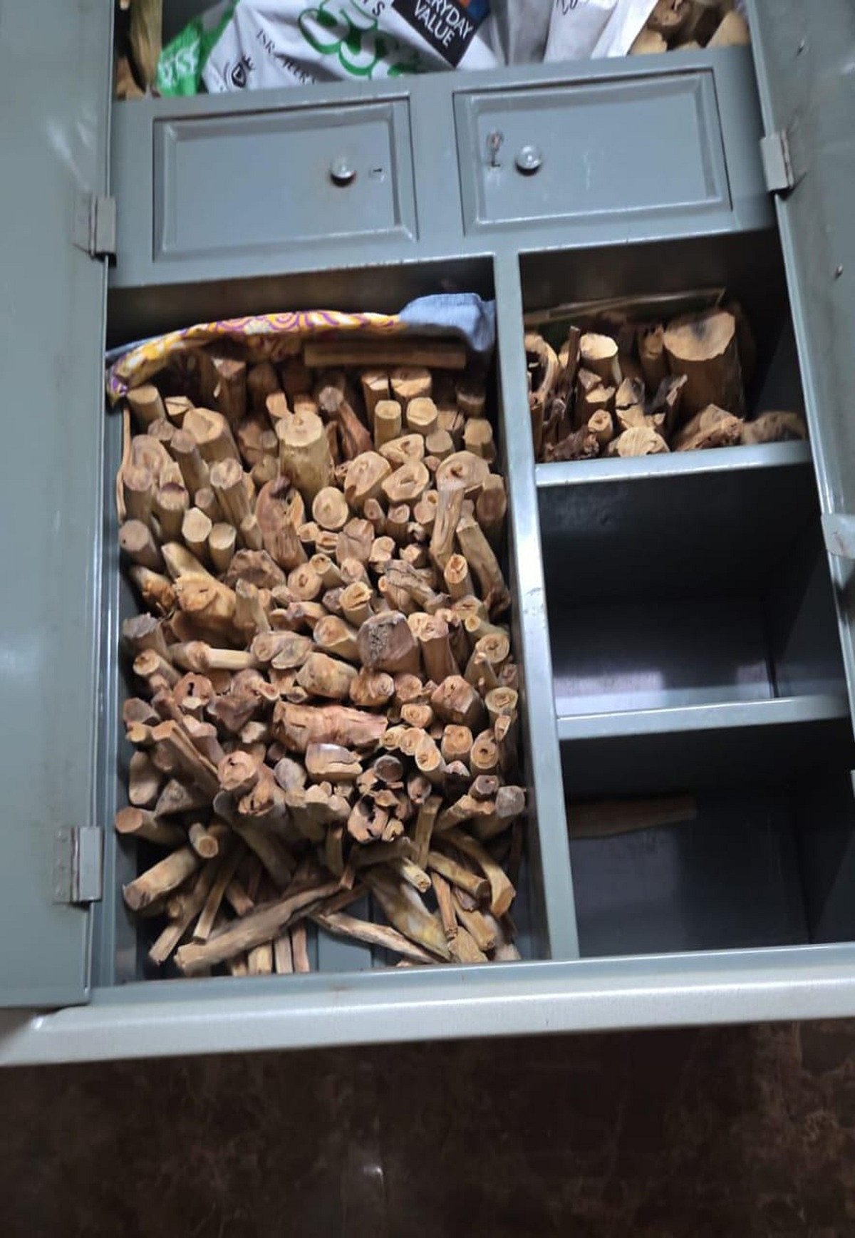 ಚಾಮರಾಜನಗರ | 100 ಕೆಜಿ ಶ್ರೀಗಂಧ ವಶ: ಆರೋಪಿಗೆ ಶೋಧ
