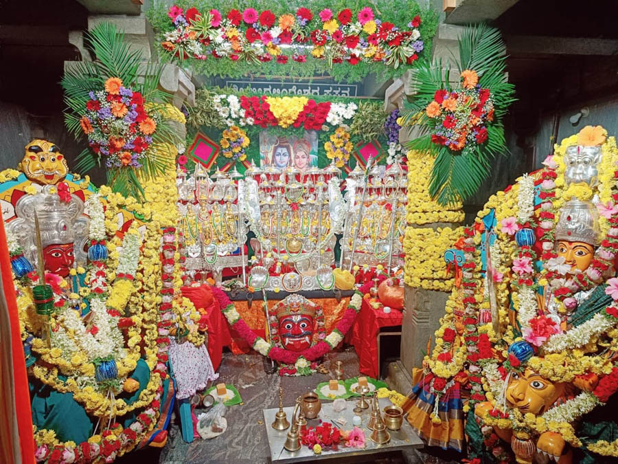 ಮಲೇಬೆನ್ನೂರು ಸಮೀಪದ ಕುಂಬಳೂರಿನ ಬೀರಲಿಂಗೇಶ್ವರ ಮರಿಬನ್ನಿ ಉತ್ಸವದಲ್ಲಿದ್ದ ಉತ್ಸವ ಮೂರ್ತಿಗಳು