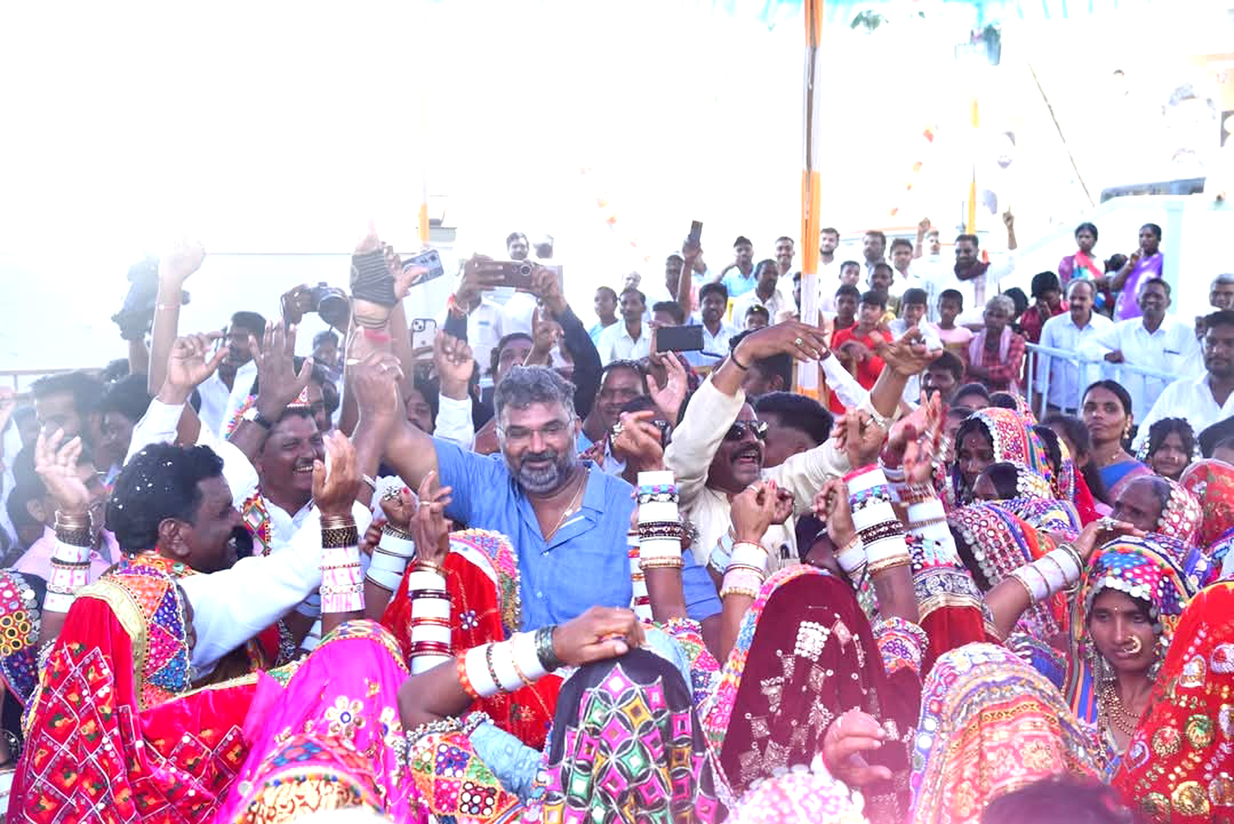 12-ಸವದತ್ತಿ-01ಸಿ: ಲಂಬಾಣಿ ಸಮುದಾಯದ ಸಂಪ್ರಾಯಿಕ ನೃತ್ಯದಲ್ಲಿ ಶಾಸಕ ವೈದ್ಯ.  
