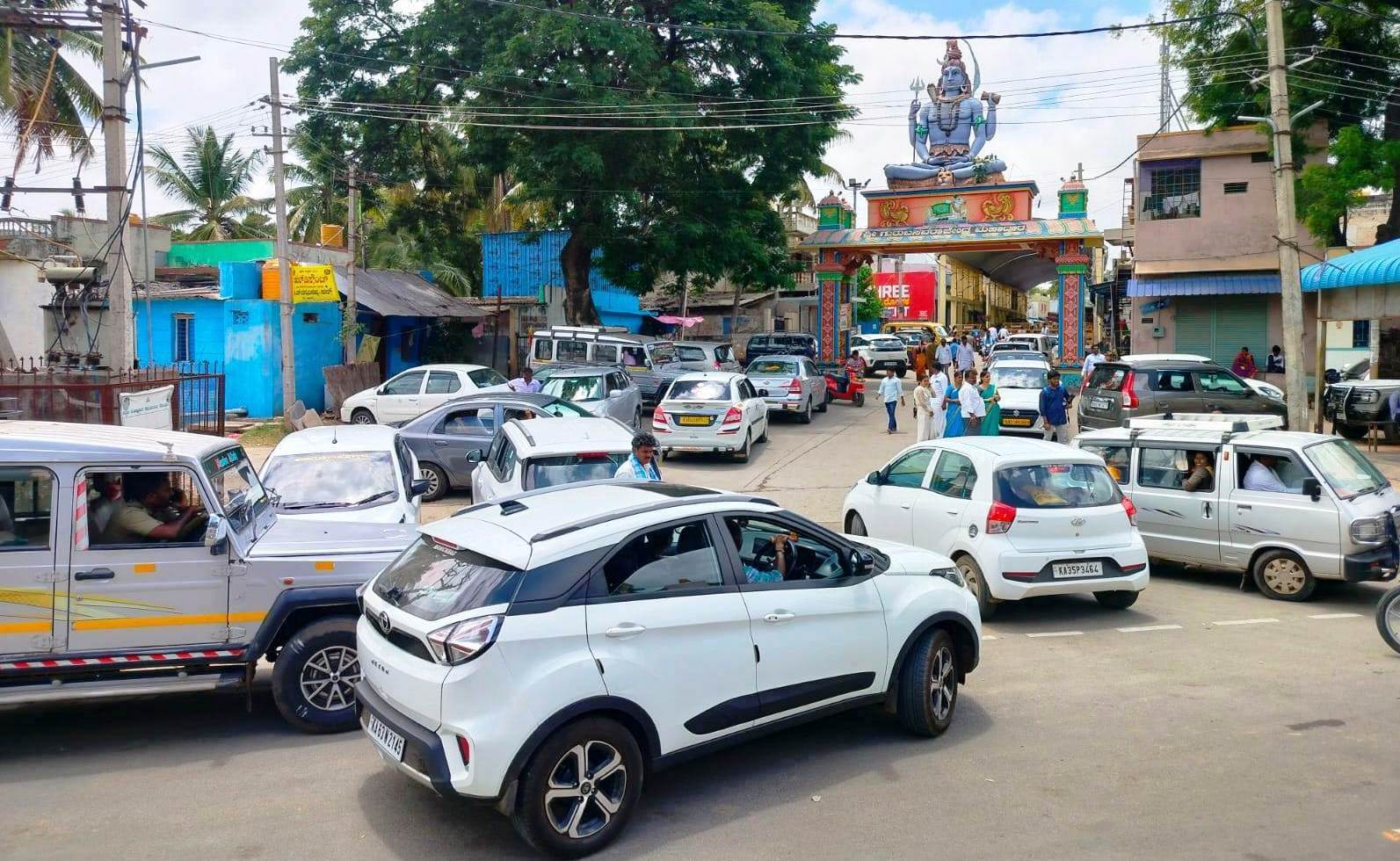 ಕೊಟ್ಟೂರೇಶ್ವರಸ್ವಾಮಿ ದೇವಸ್ಥಾನದ ದ್ವಾರಬಾಗಿಲಿನ ಸಮೀಪದಲ್ಲಿ ಅಡ್ಡಾದಿಡ್ಡಿ ನಿಂತಿರುವ ವಾಹನಗಳು