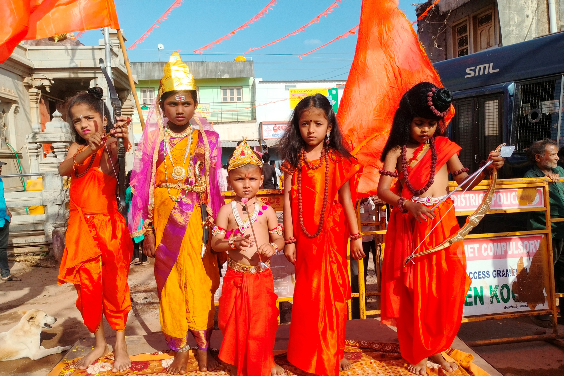 ಲಕ್ಷ್ಮೇಶ್ವರದಲ್ಲಿ ಭಾನುವಾರ ಜರುಗಿದ ಗಣವೇಷಧಾರಿಗಳ ಪಥ ಸಂಚಲನದಲ್ಲಿ ರಾಮ ಲಕ್ಷ್ಮಣರ ವೇಷ ಧರಿಸಿದ್ದ ಮಕ್ಕಳು