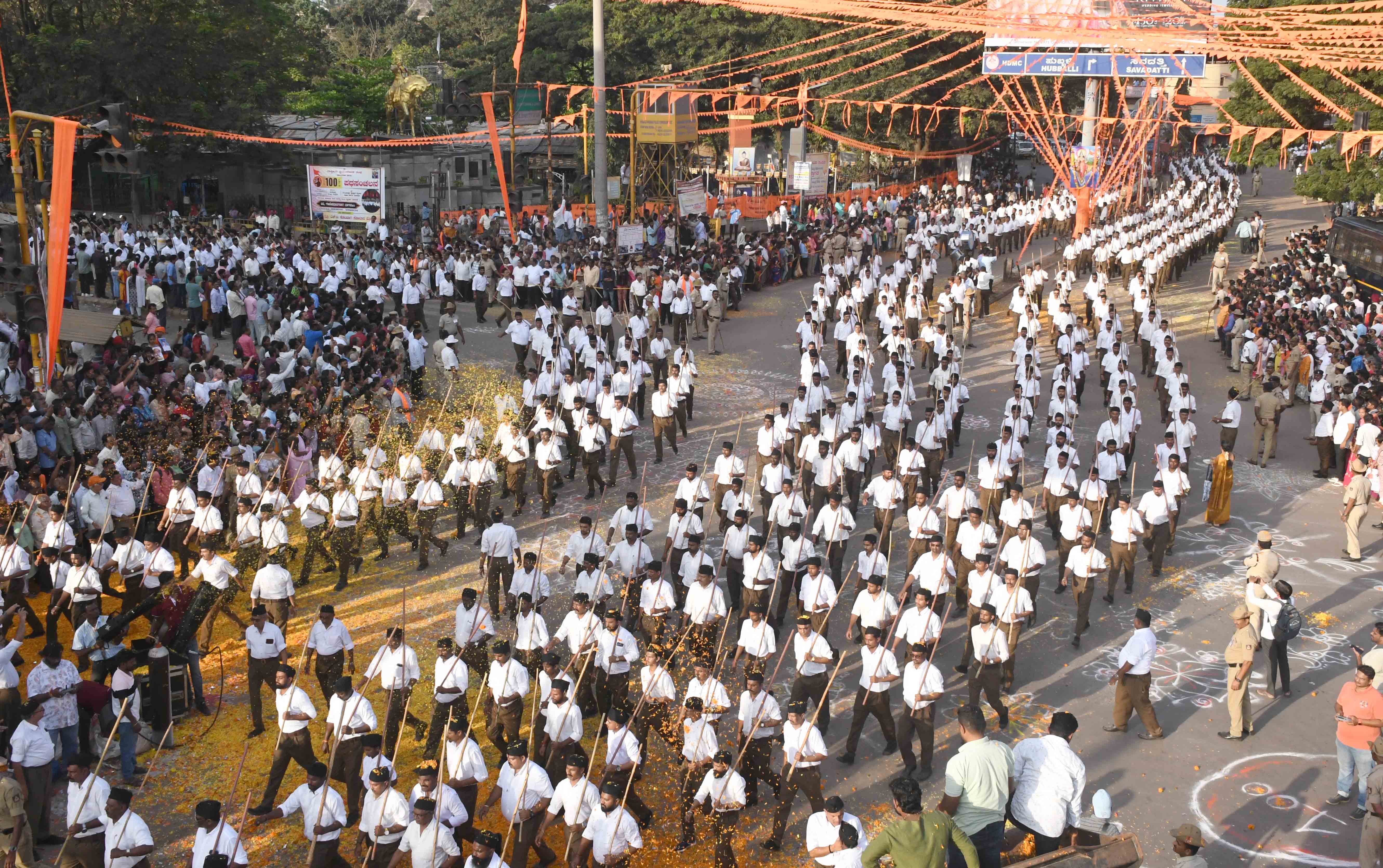 ರಾಷ್ಟ್ರೀಯ ಸ್ವಯಂ ಸೇವಕಸಂಘದ ಶತ ವರ್ಷಾಚರಣೆ ವಿಜಯ ದಶಮಿ ಉತ್ಸವ ಅಂಗವಾಗಿ ಧಾರವಾಡದಲ್ಲಿ ಭಾನುವಾರ ಗಣವೇಷಧಾರಿಗಳು ಪಥಸಂಚಲನ ನಡೆಸಿದರು ಪ್ರಜಾವಾಣಿ ಚಿತ್ರ