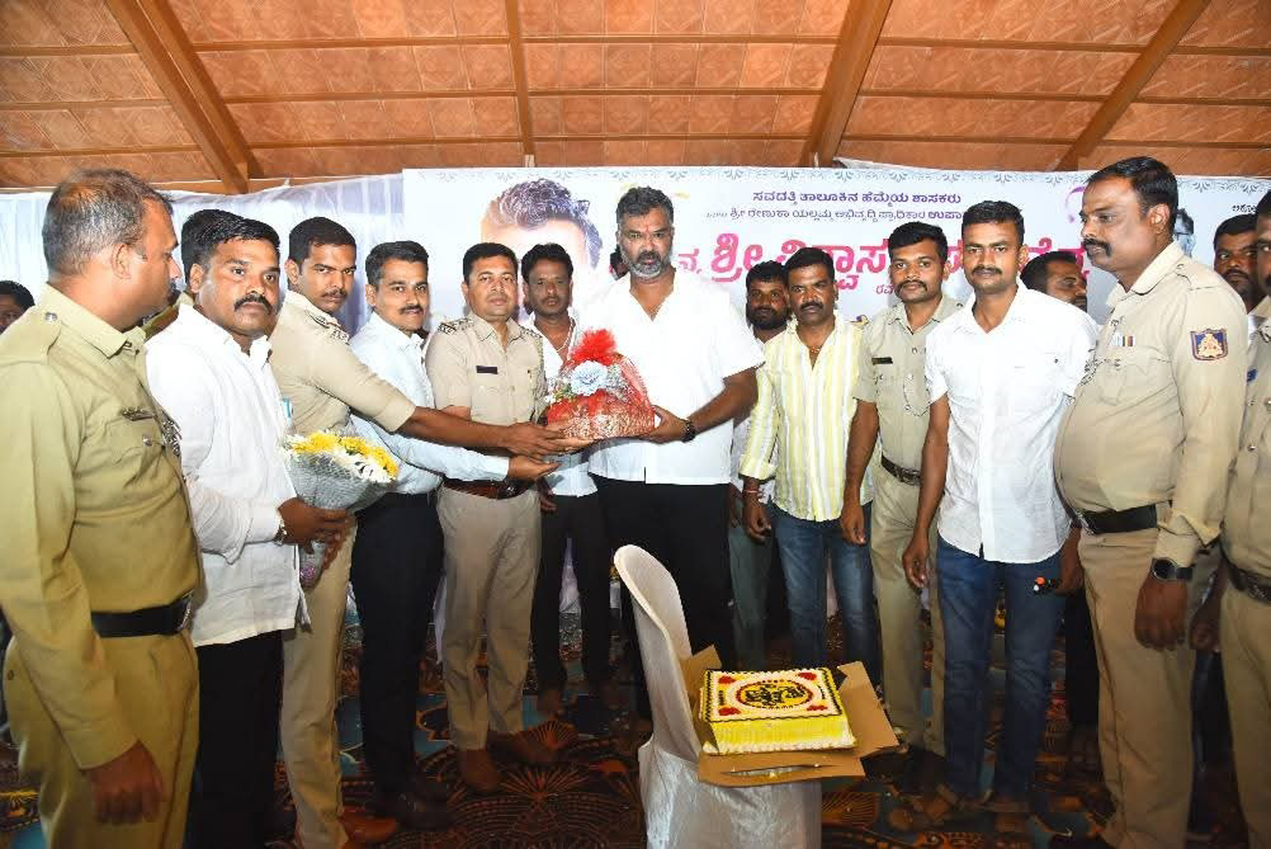 12-ಸವದತ್ತಿ-01ಡಿ: ಪೊಲೀಸ್‌ ಇಲಾಖೆಯಿಂದ ಶಾಸಕ ವಿಶ್ವಾಸ್‌ ವೈದ್ಯ ಜನ್ಮ ದಿನದ ಶುಭ ಕೋರಲಾಯಿತು.