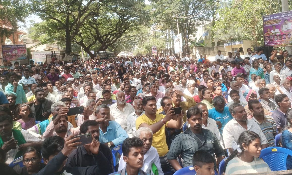 ದೊಡ್ಡಬಳ್ಳಾಪುರದ ಜಯಚಾಮರಾಜೇಂದ್ರ ವೃತ್ತದಲ್ಲಿ ಜೀರ್ಣೋದ್ಧಾರಗೊಂಡಿರುವ ಪೀಠದಲ್ಲಿ ಡಾ.ರಾಜ್‌ಕುಮಾರ್‌ ಅವರ ಕಂಚಿನ ಪ್ರತಿಮೆ ಅನಾವರಣ ಸಮಾರಂಭದಲ್ಲಿ ಸೇರಿದ್ದ ಜನಸಾಗರ  