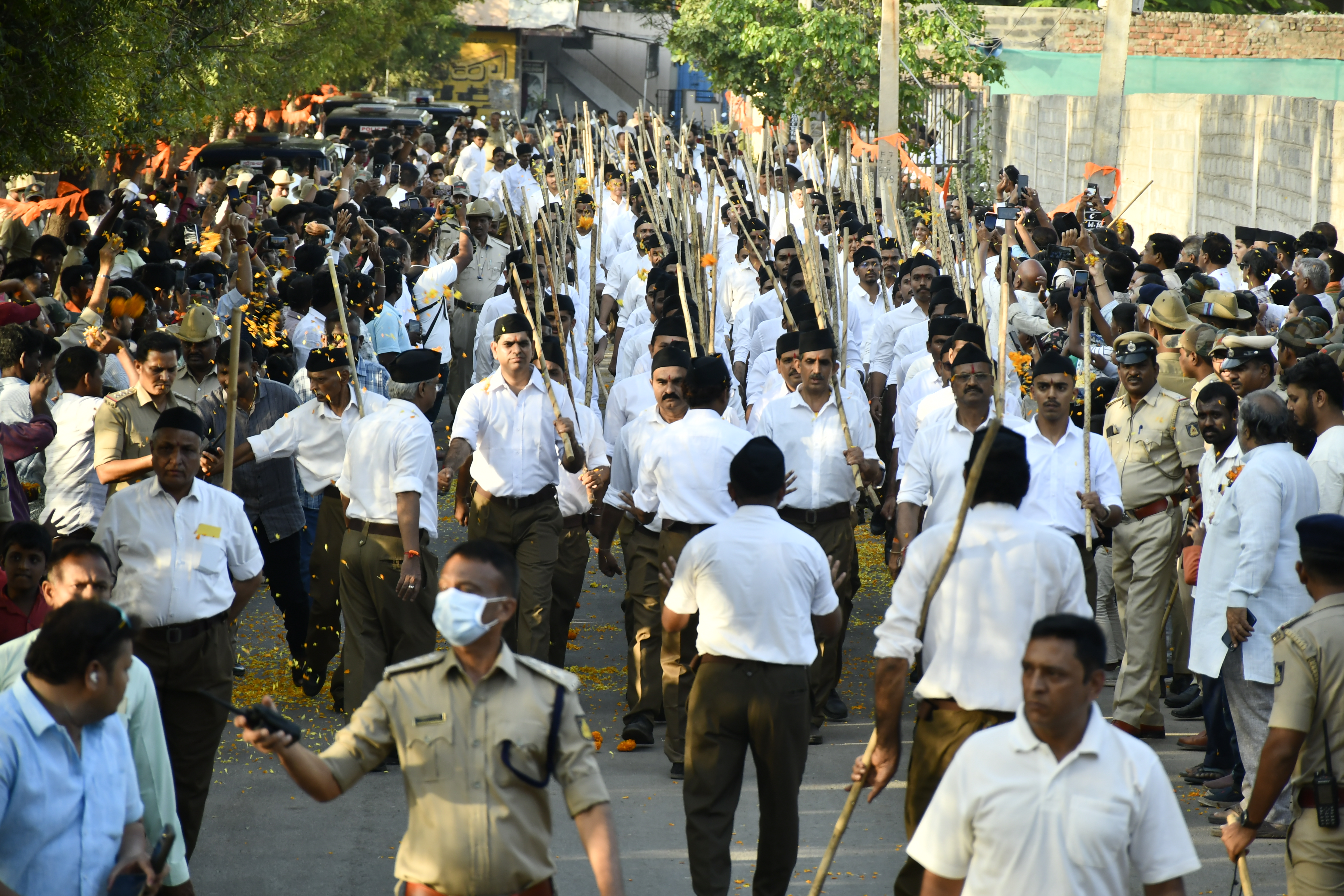 ರಾಷ್ಟ್ರೀಯ ಸ್ವಯಂ ಸೇವಕ ಸಂಘ ಸ್ಥಾಪನೆಗೊಂಡು 100 ವರ್ಷಗಳು ಪೂರೈಸಿದ ಹಿನ್ನೆಲೆಯಲ್ಲಿ ಭಾನುವಾರ ಸಂಘದ ಕಾರ್ಯಕರ್ತರು ಬಳ್ಳಾರಿ ನಗರದಲ್ಲಿ ಪಥಸಂಚನ ನಡೆಸಿದರು. 
