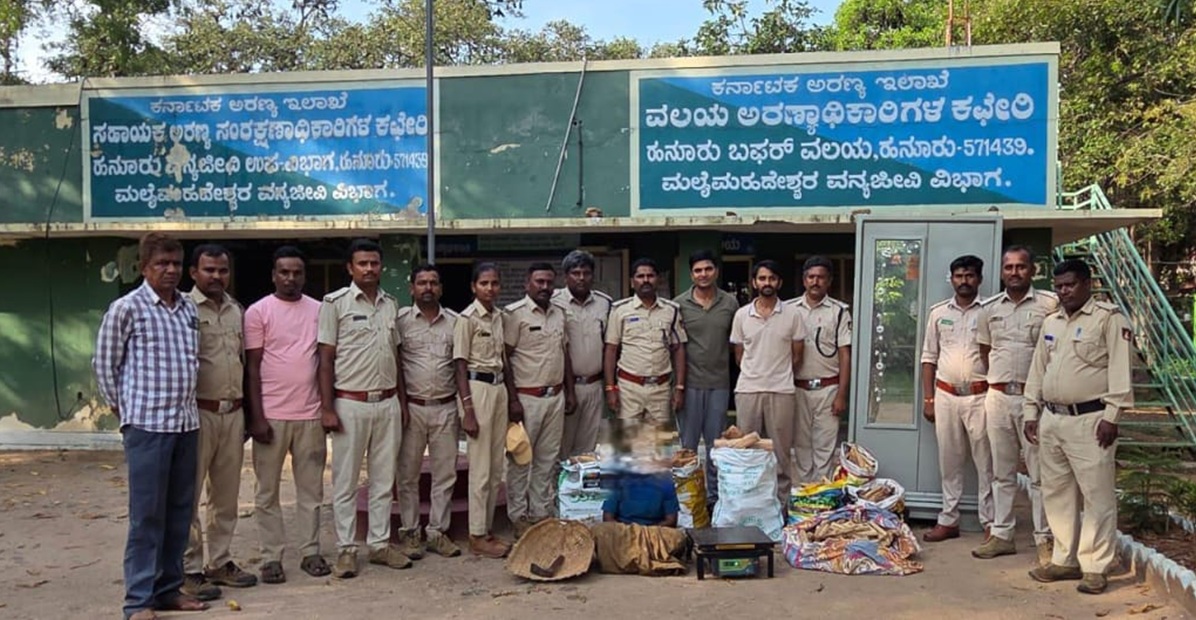 ಹನೂರು ತಾಲ್ಲೂಕಿನ ಮಂಗಲ ಗ್ರಾಮದ ಮನೆಯಲ್ಲಿ ಅಕ್ರಮವಾಗಿ ಸಂಗ್ರಹಿಸಿಟ್ಟಿದ್ದ ಶ್ರೀಗಂಧದ ತುಂಡುಗಳು